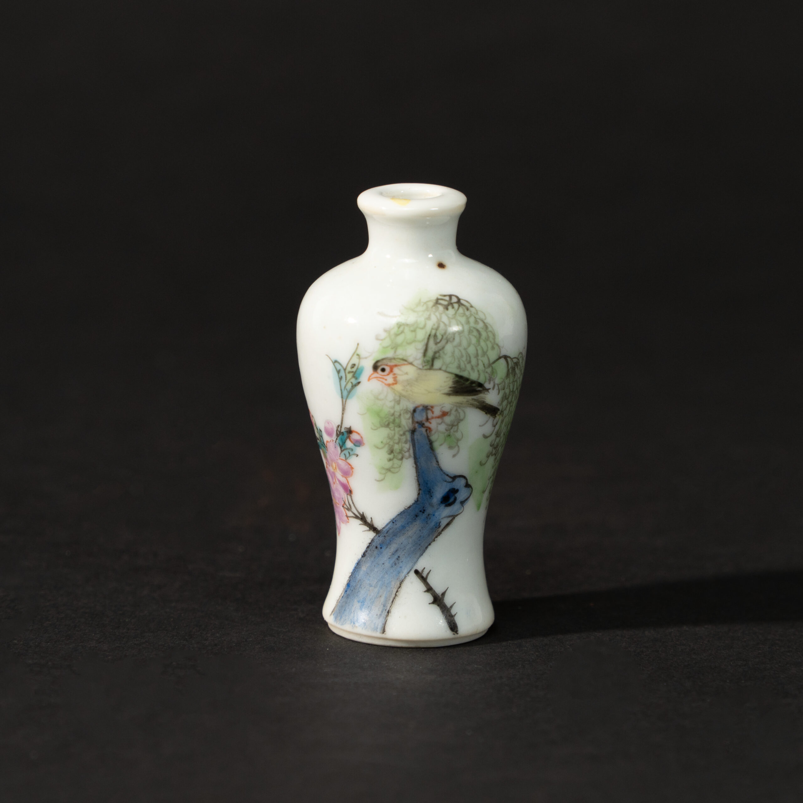 Lot 075 A FAMILLE-ROSE 'FLOWERS AND BIRDS' MEIPING-STYLE SNUFF BOTTLE
LATE QING DYNASTY – REPUBLIC PERIOD