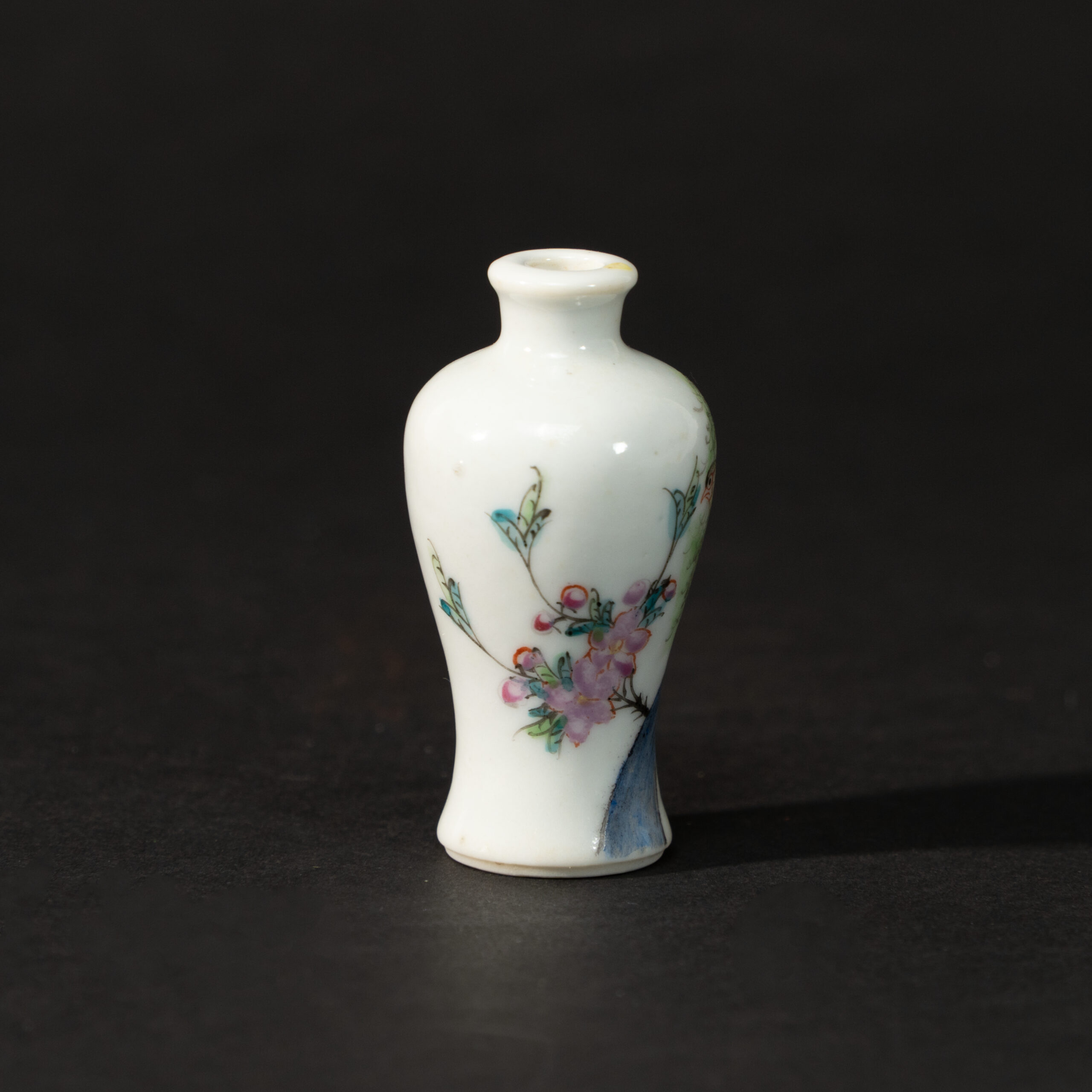 Lot 075 A FAMILLE-ROSE 'FLOWERS AND BIRDS' MEIPING-STYLE SNUFF BOTTLE
LATE QING DYNASTY – REPUBLIC PERIOD - Image 2