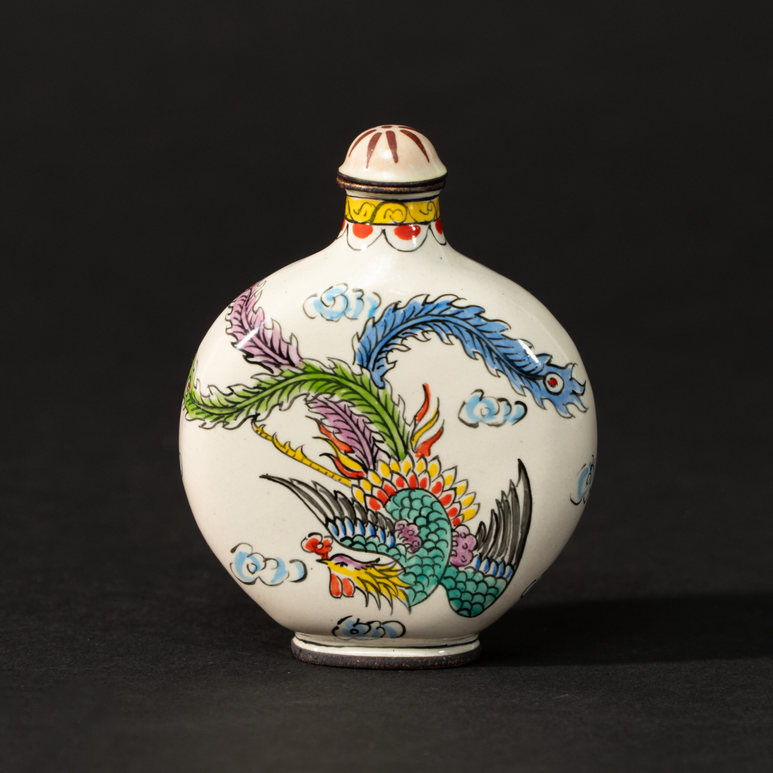 Lot 077 A RARE CANTON ENAMEL 'DRAGON AND CLOUDS' SNUFF BOTTLE
QING DYNASTY - Image 2