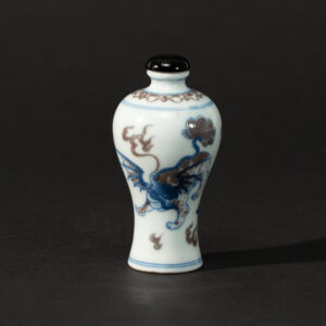 Lot 079 A BLUE AND WHITE AND UNDERGLAZE-RED 'LIONS' MEIPING-STYLE SNUFF BOTTLE
REPUBLIC PERIOD