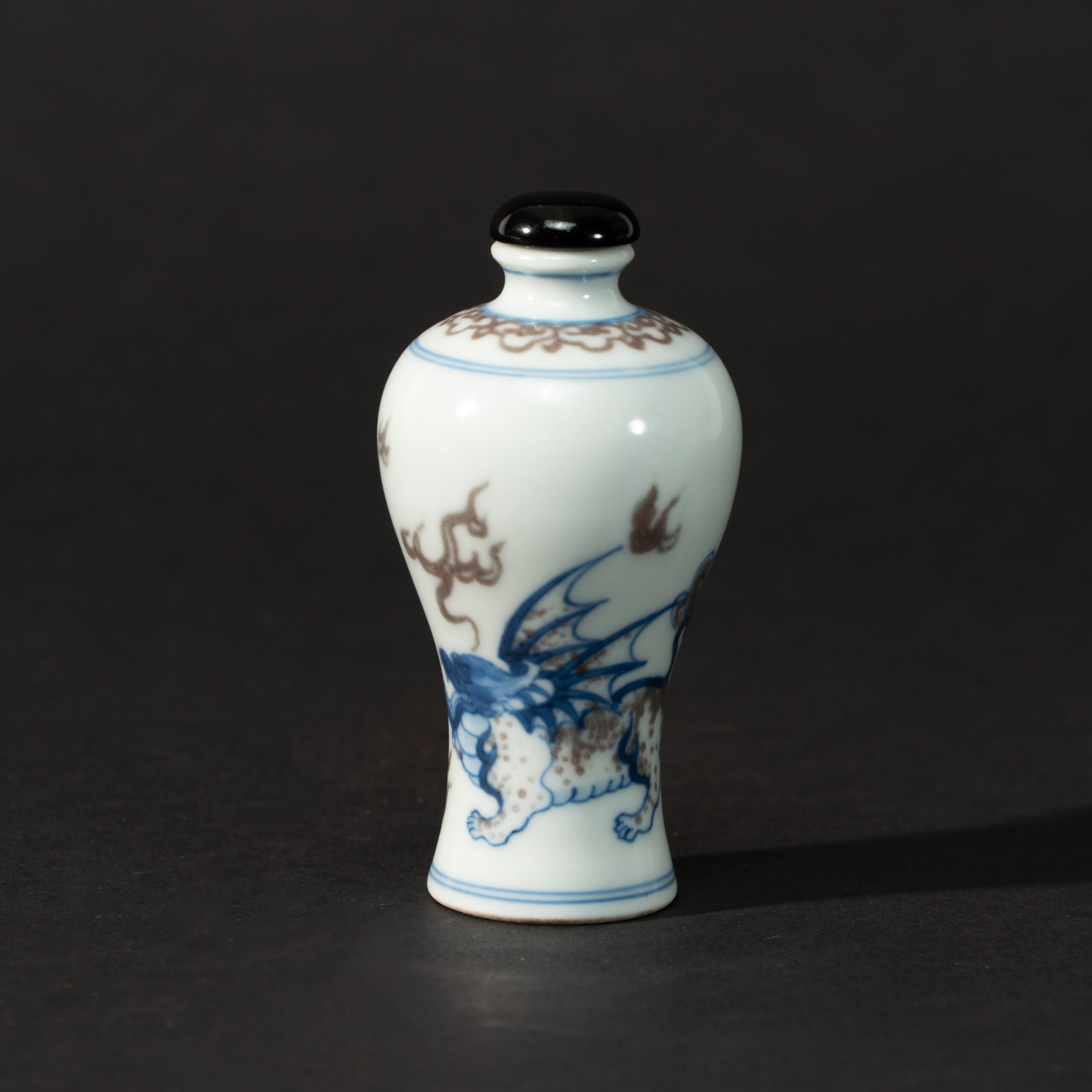 Lot 079 A BLUE AND WHITE AND UNDERGLAZE-RED 'LIONS' MEIPING-STYLE SNUFF BOTTLE
REPUBLIC PERIOD - Image 2