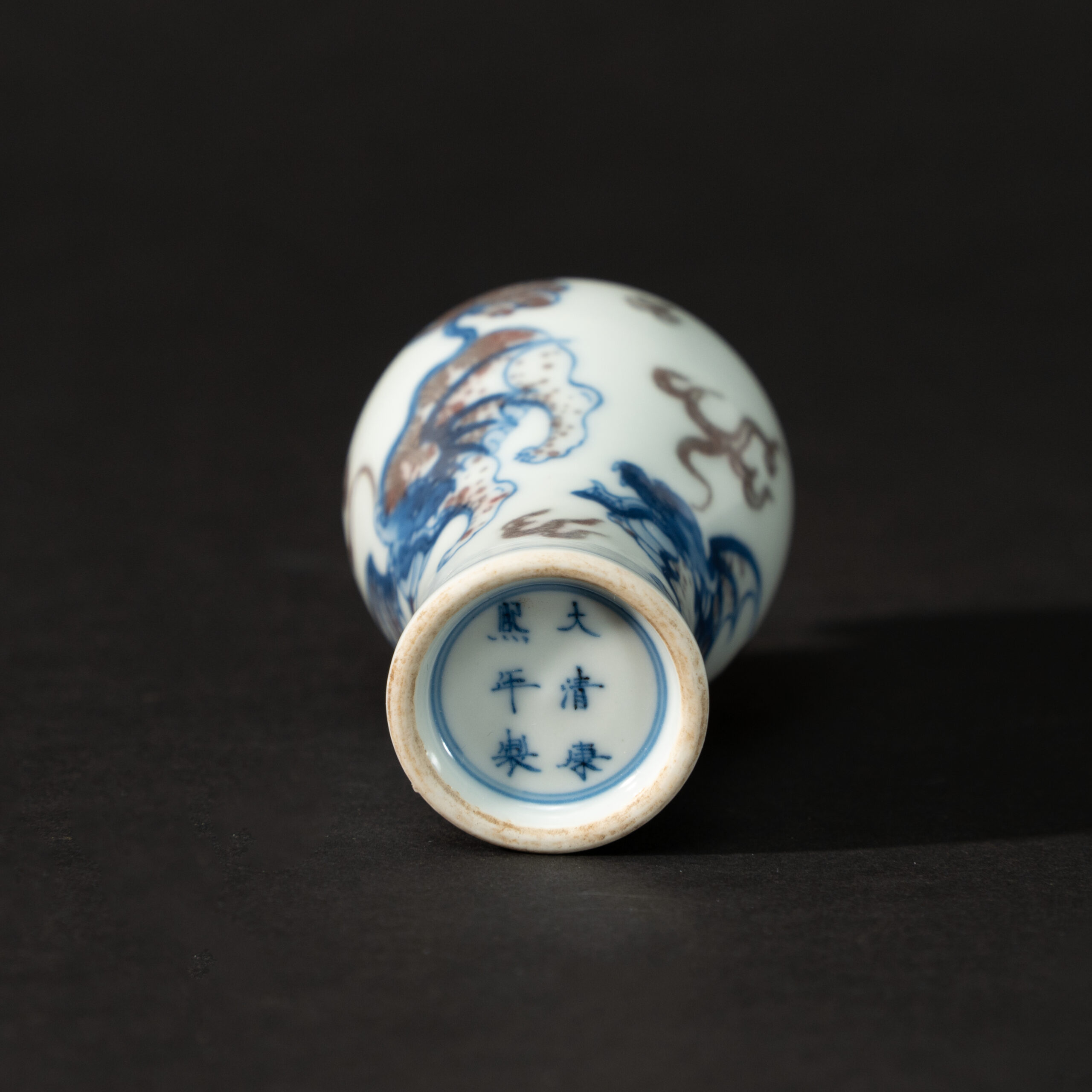 Lot 079 A BLUE AND WHITE AND UNDERGLAZE-RED 'LIONS' MEIPING-STYLE SNUFF BOTTLE
REPUBLIC PERIOD - Image 3
