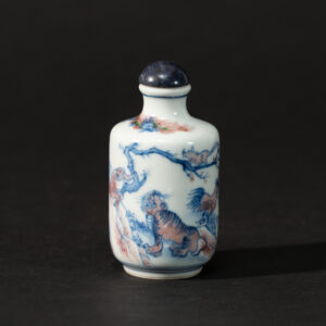 Lot 081 A RARE BLUE AND WHITE AND UNDERGLAZE-RED 'AURE OF AUTHORITY' SNUFF BOTTLE
REPUBLIC PERIOD