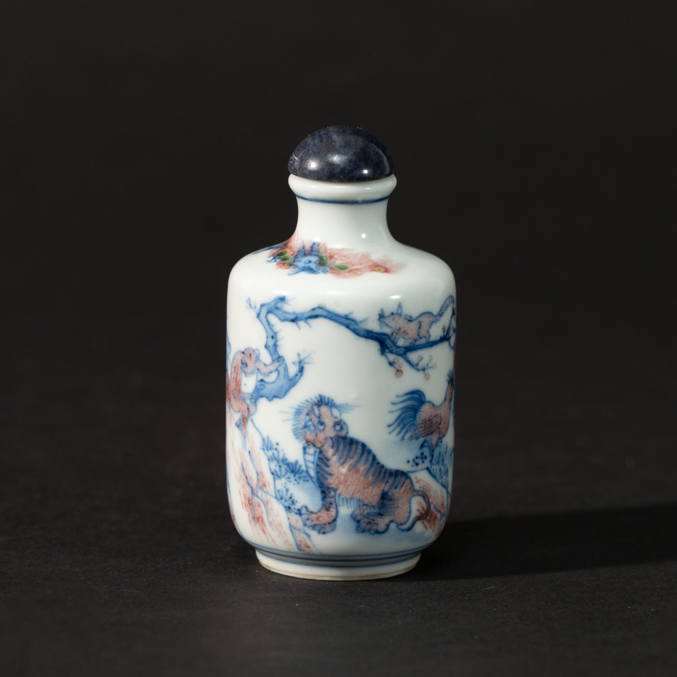 Lot 081 A RARE BLUE AND WHITE AND UNDERGLAZE-RED 'AURE OF AUTHORITY' SNUFF BOTTLE
REPUBLIC PERIOD