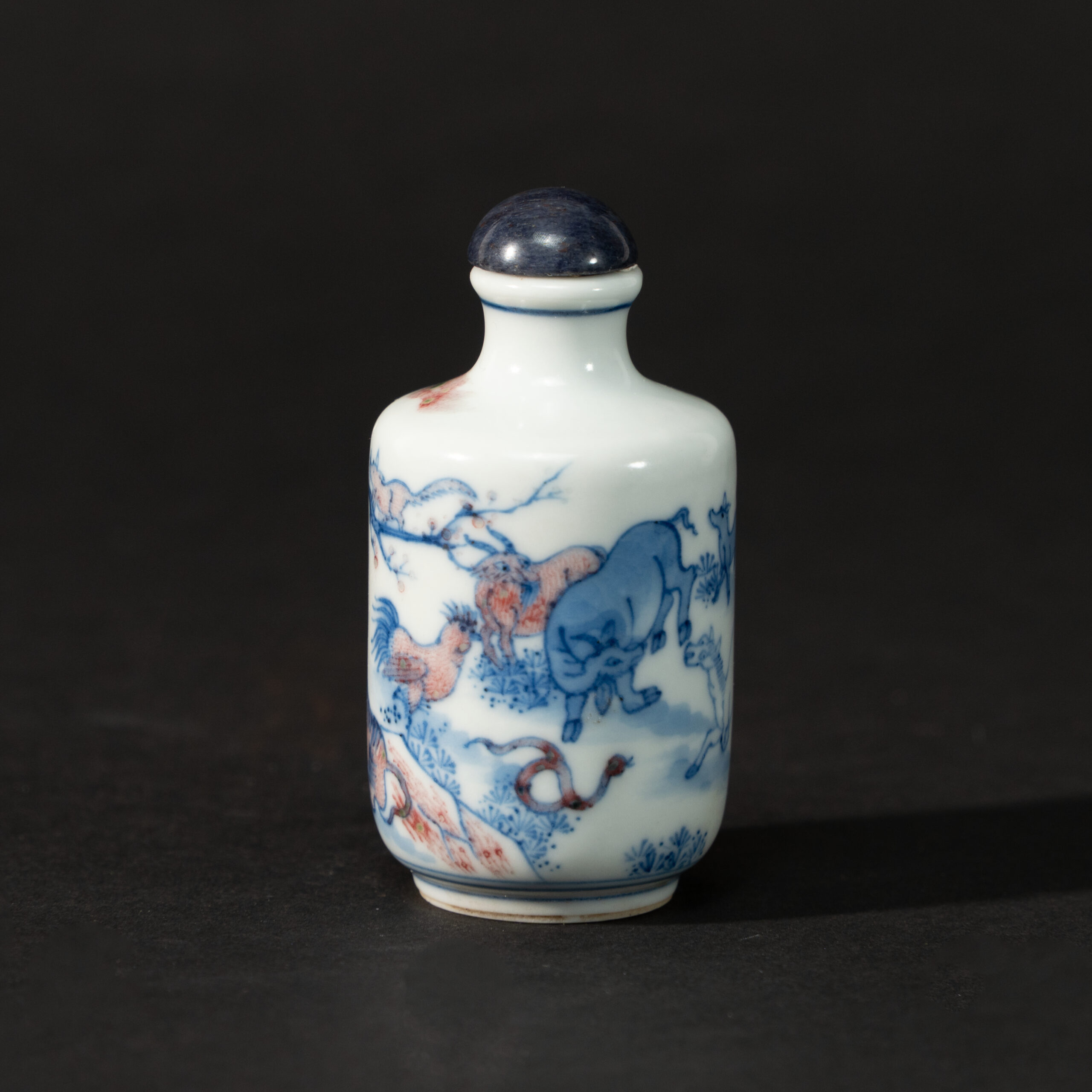 Lot 081 A RARE BLUE AND WHITE AND UNDERGLAZE-RED 'AURE OF AUTHORITY' SNUFF BOTTLE
REPUBLIC PERIOD - Image 2