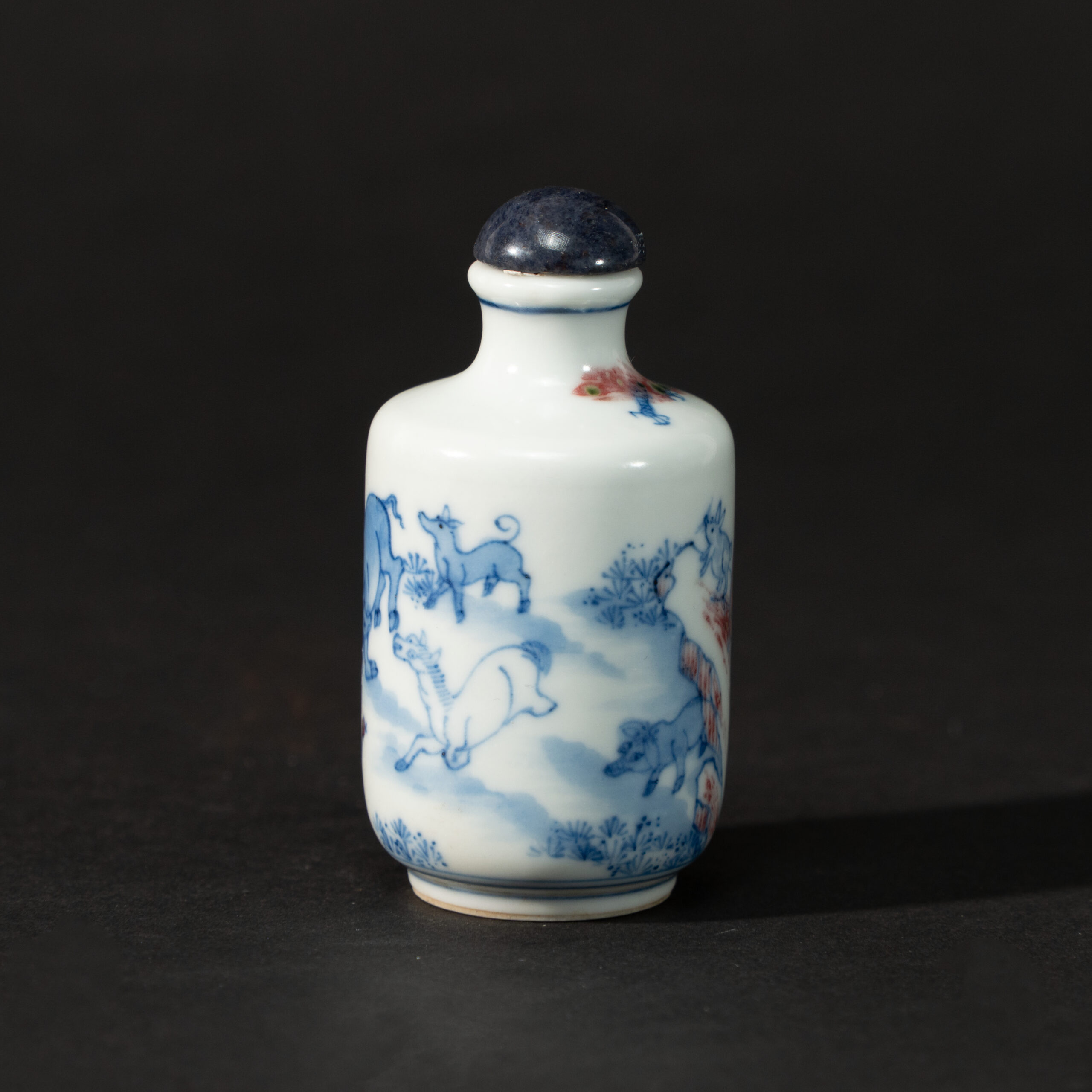 Lot 081 A RARE BLUE AND WHITE AND UNDERGLAZE-RED 'AURE OF AUTHORITY' SNUFF BOTTLE
REPUBLIC PERIOD - Image 3