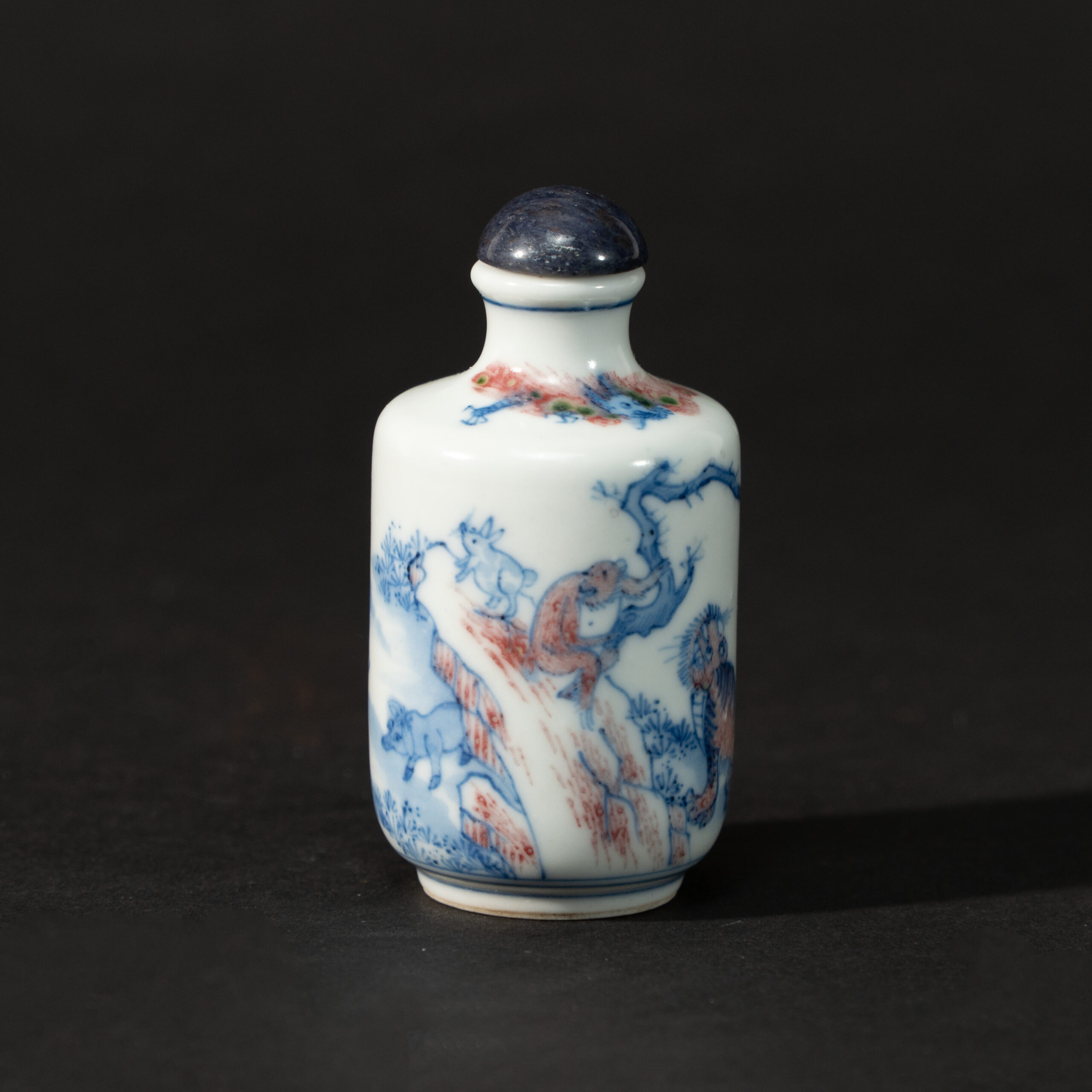 Lot 081 A RARE BLUE AND WHITE AND UNDERGLAZE-RED 'AURE OF AUTHORITY' SNUFF BOTTLE
REPUBLIC PERIOD - Image 4