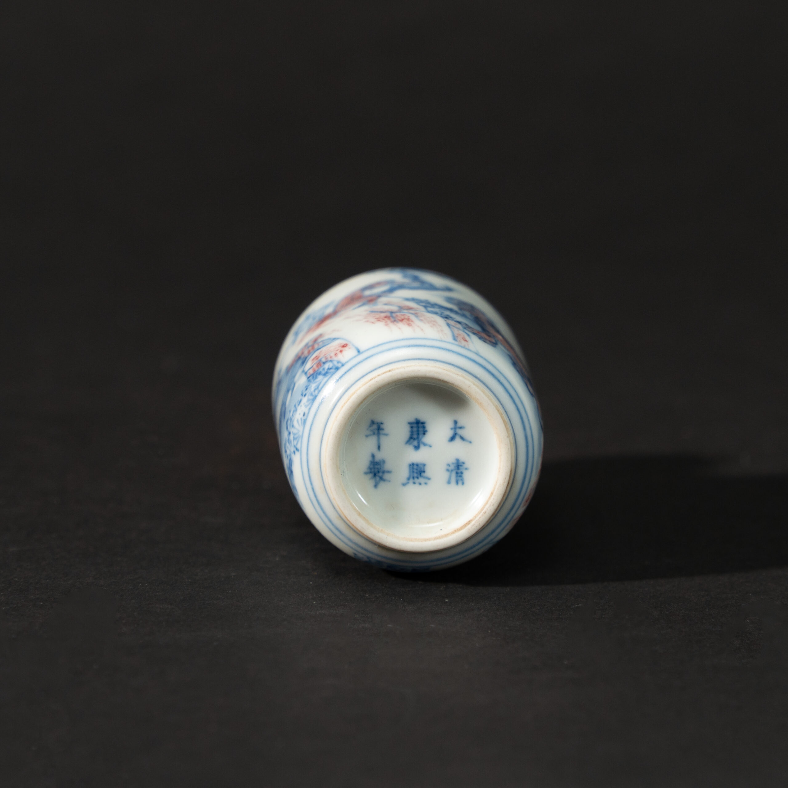 Lot 081 A RARE BLUE AND WHITE AND UNDERGLAZE-RED 'AURE OF AUTHORITY' SNUFF BOTTLE
REPUBLIC PERIOD - Image 5