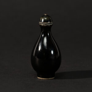 Lot 082 A RARE BLACK-GLAZED 'YUHUCHUNPING' STYLE SNUFF BOTTLE
KANGXI PERIOD