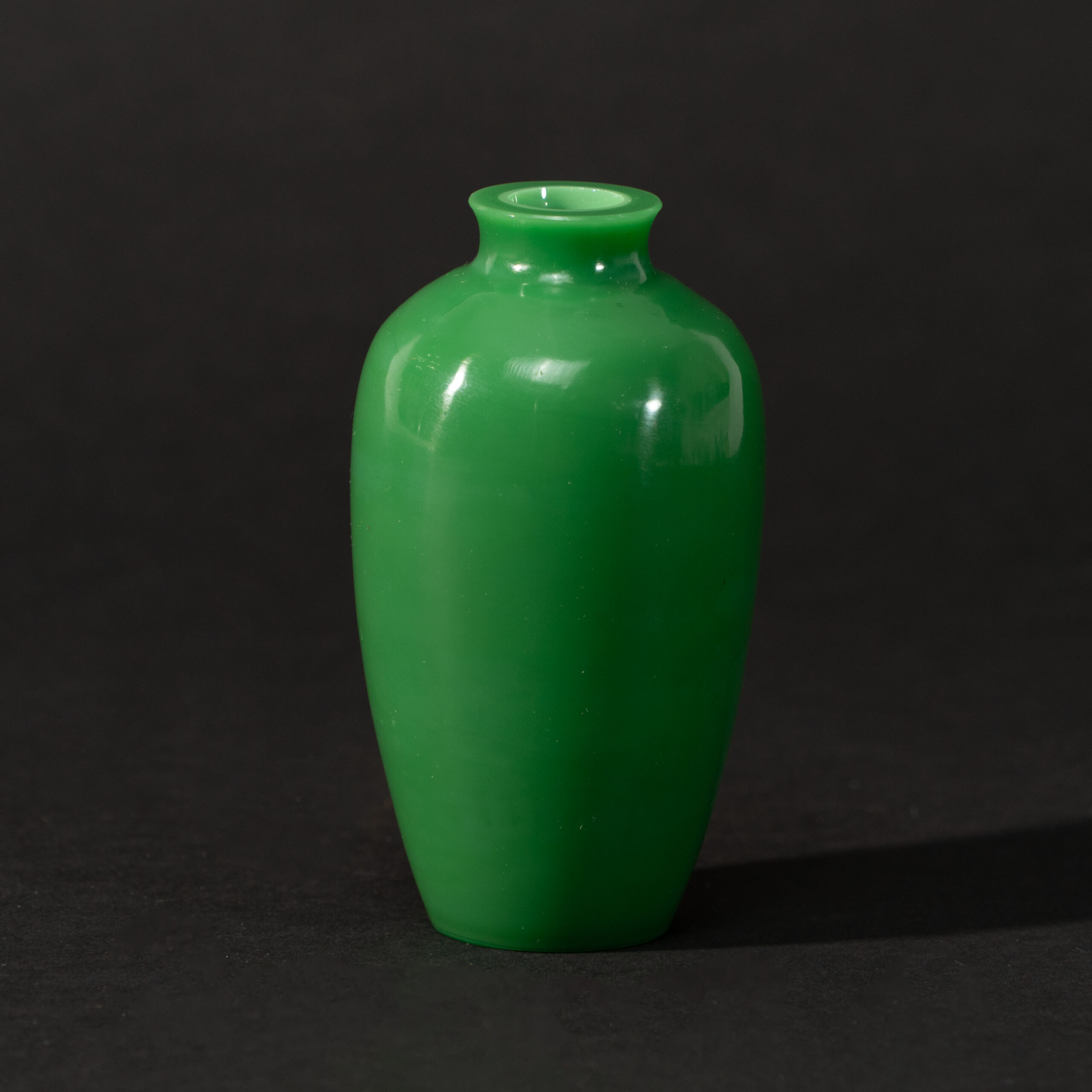 Lot 083 A MAGNIFICENT LARGE GREEN GLASS 'MEIPING' SNUFF BOTTLE
REPUBLIC PERIOD