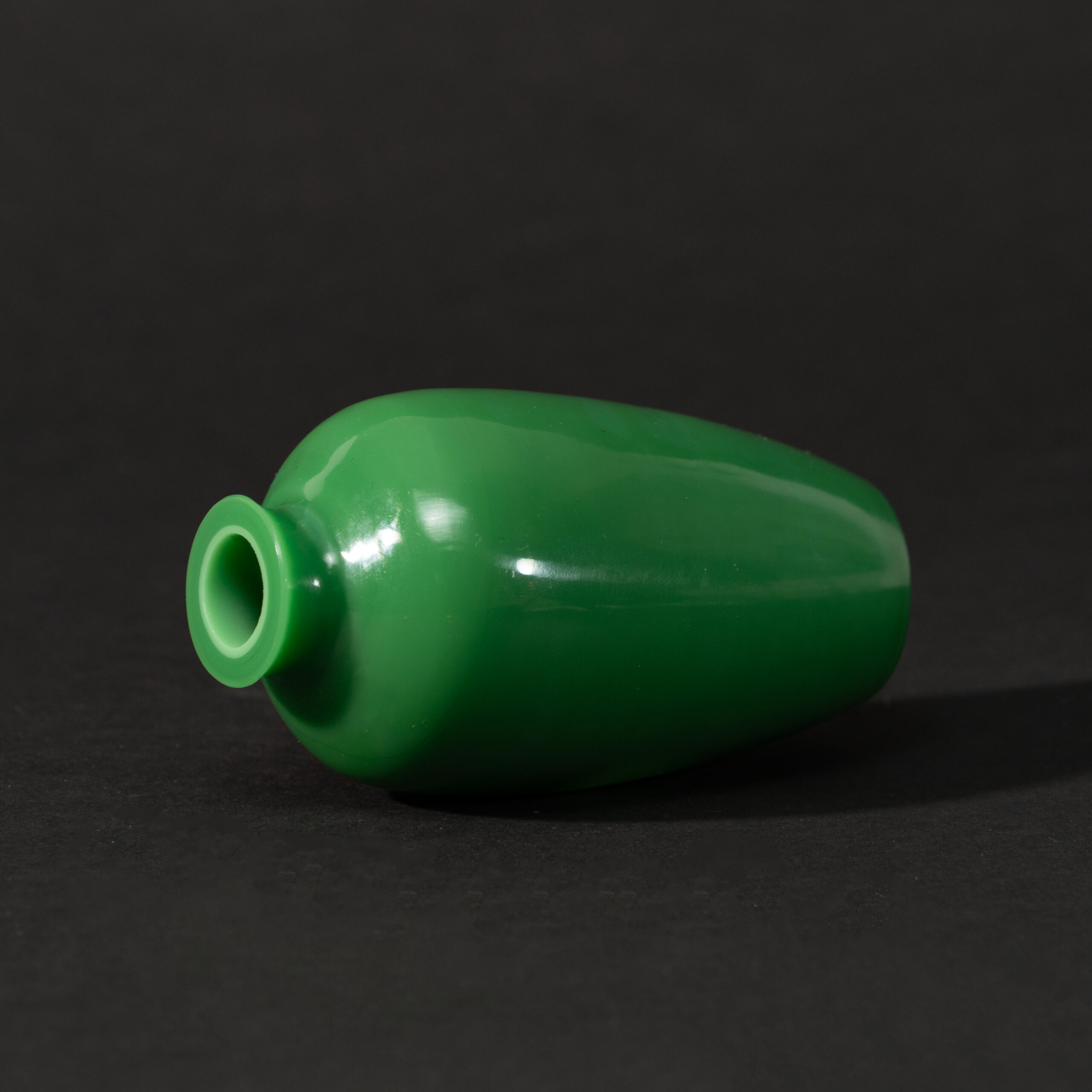 Lot 083 A MAGNIFICENT LARGE GREEN GLASS 'MEIPING' SNUFF BOTTLE
REPUBLIC PERIOD - Image 2