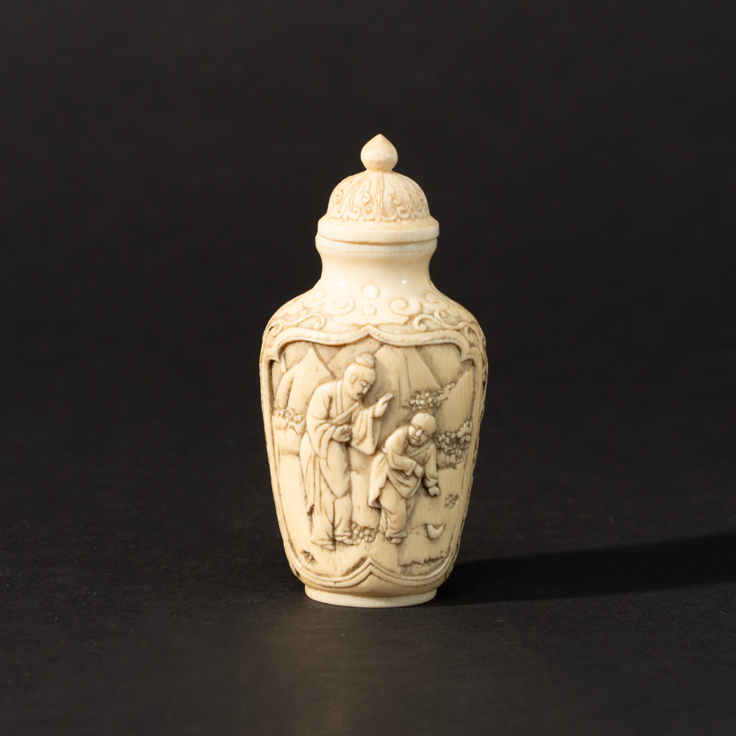 Lot 084 A MAGNIFICENT AND RARE CARVED IVORY 'LITERATI' SNUFF BOTTLE
QING DYNASTY, 19TH CENTURY