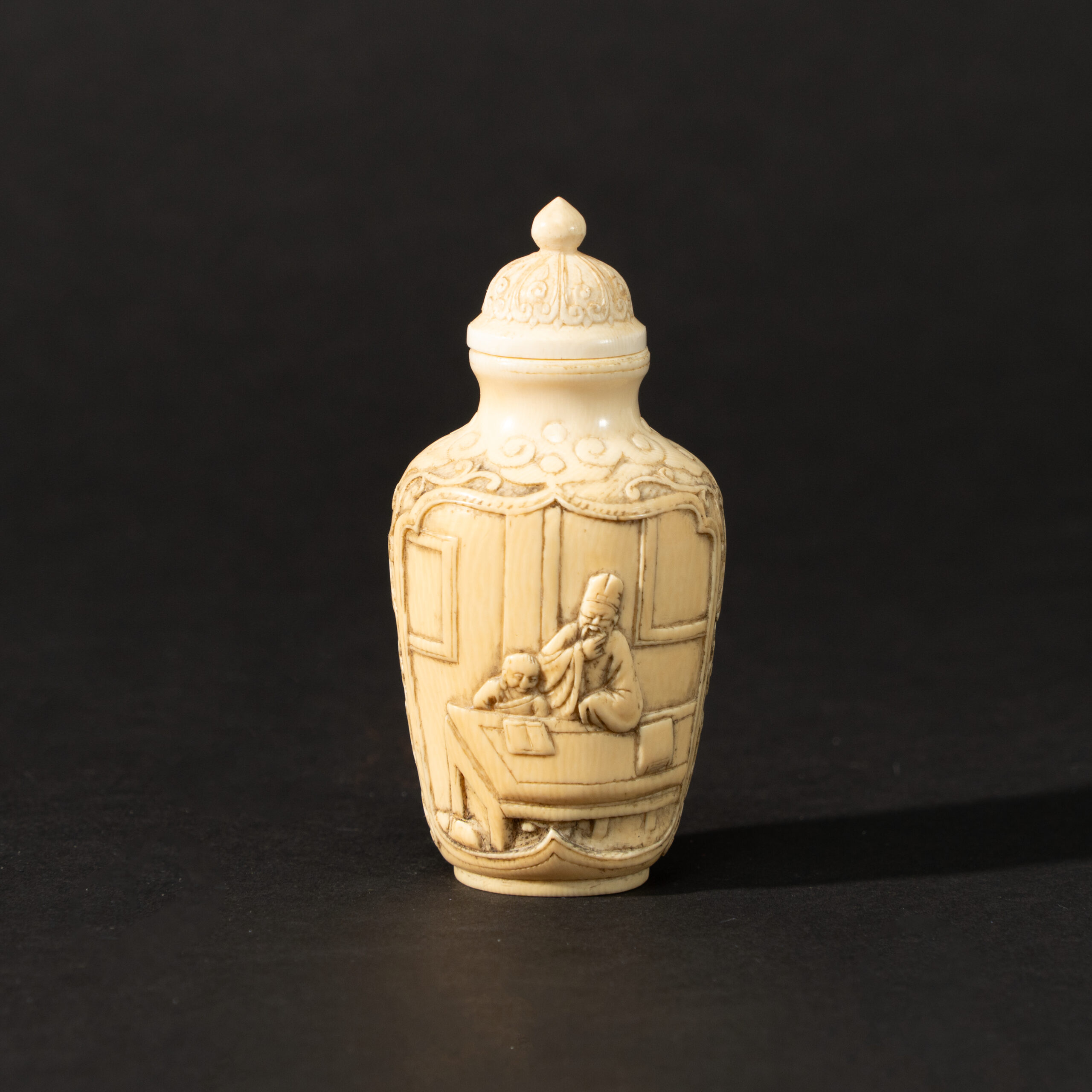 Lot 084 A MAGNIFICENT AND RARE CARVED IVORY 'LITERATI' SNUFF BOTTLE
QING DYNASTY, 19TH CENTURY - Image 2