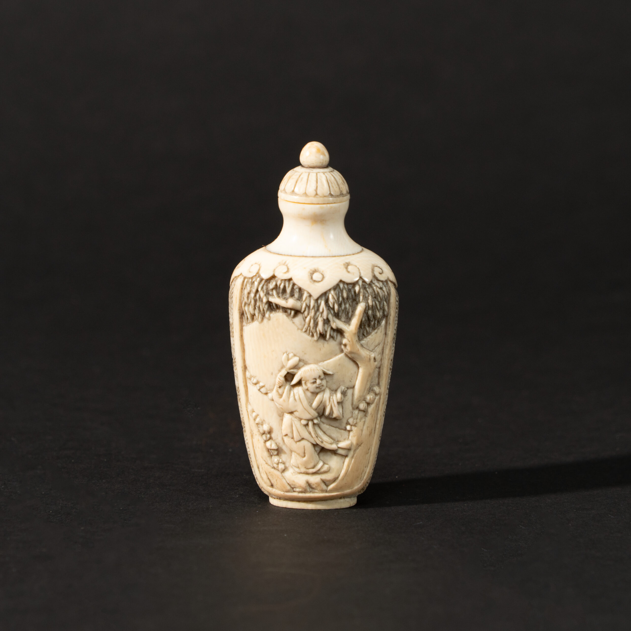 Lot 085 A RARE AND FINELY CARVED IVORY 'BOYS AT PLAY' SNUFF BOTTLE
QING DYNASTY, 19TH CENTURY
