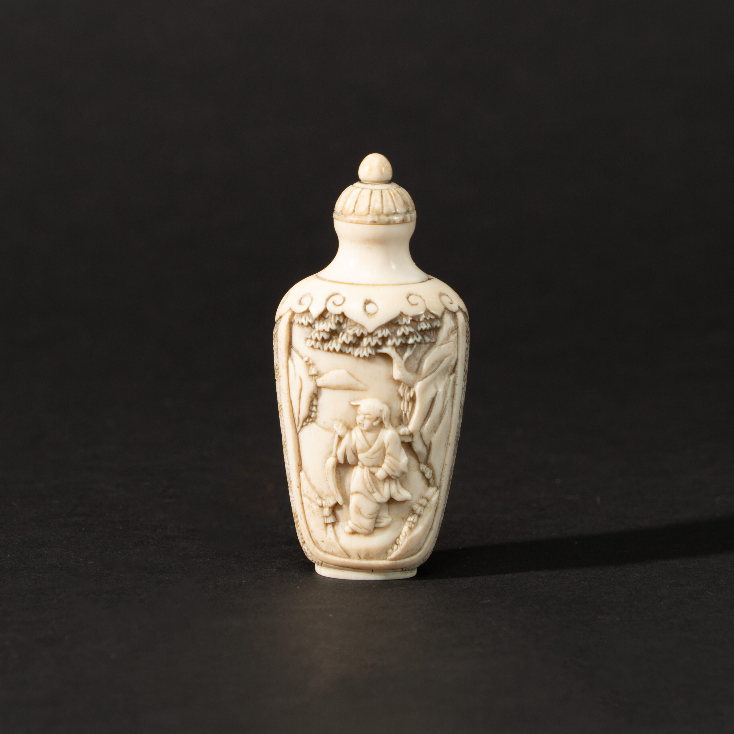 Lot 085 A RARE AND FINELY CARVED IVORY 'BOYS AT PLAY' SNUFF BOTTLE
QING DYNASTY, 19TH CENTURY - Image 2