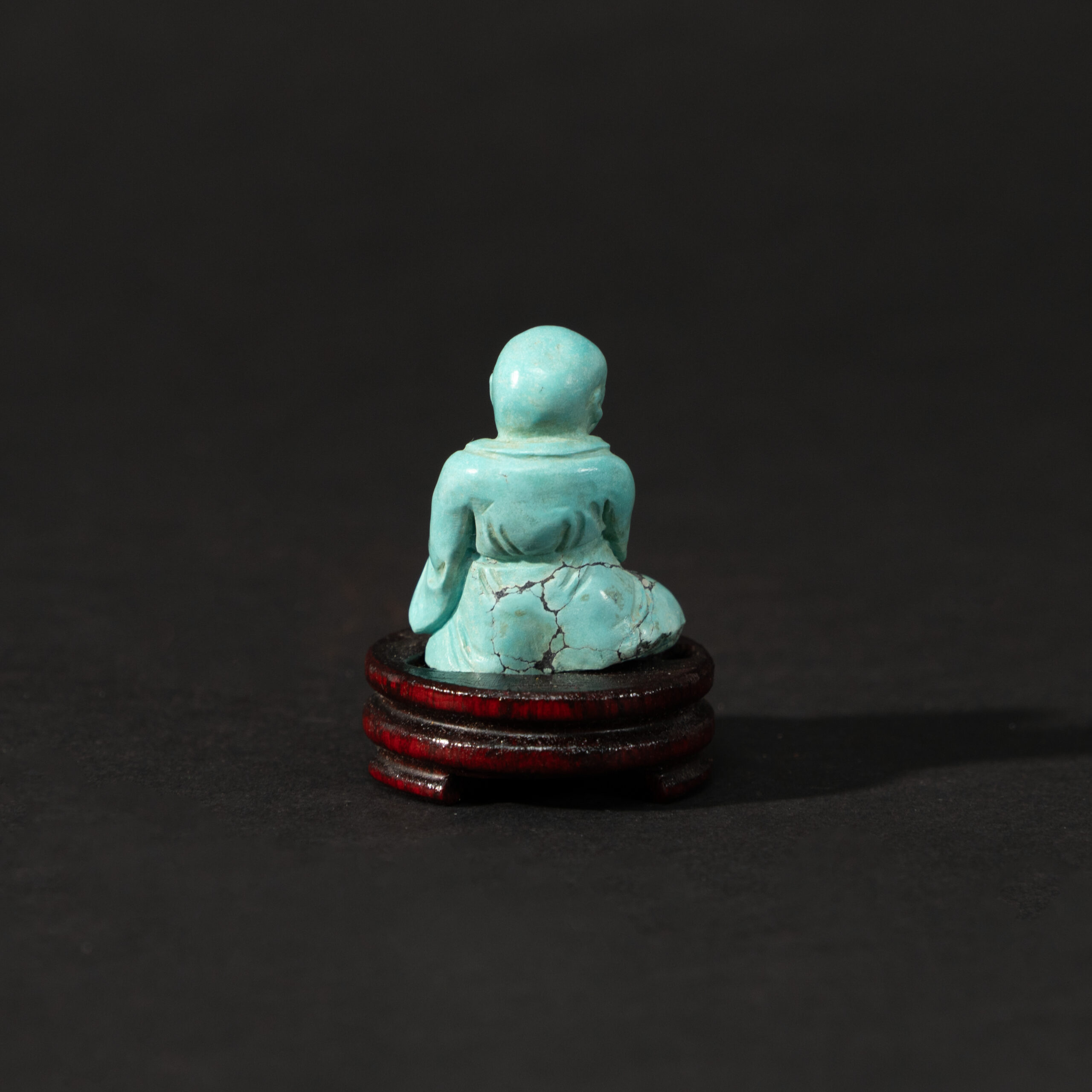 Lot 087 A RARE MINIATURE CARVED TURQUOISE FIGURE OF A SEATED ARHATQING DYNASTY - Image 2