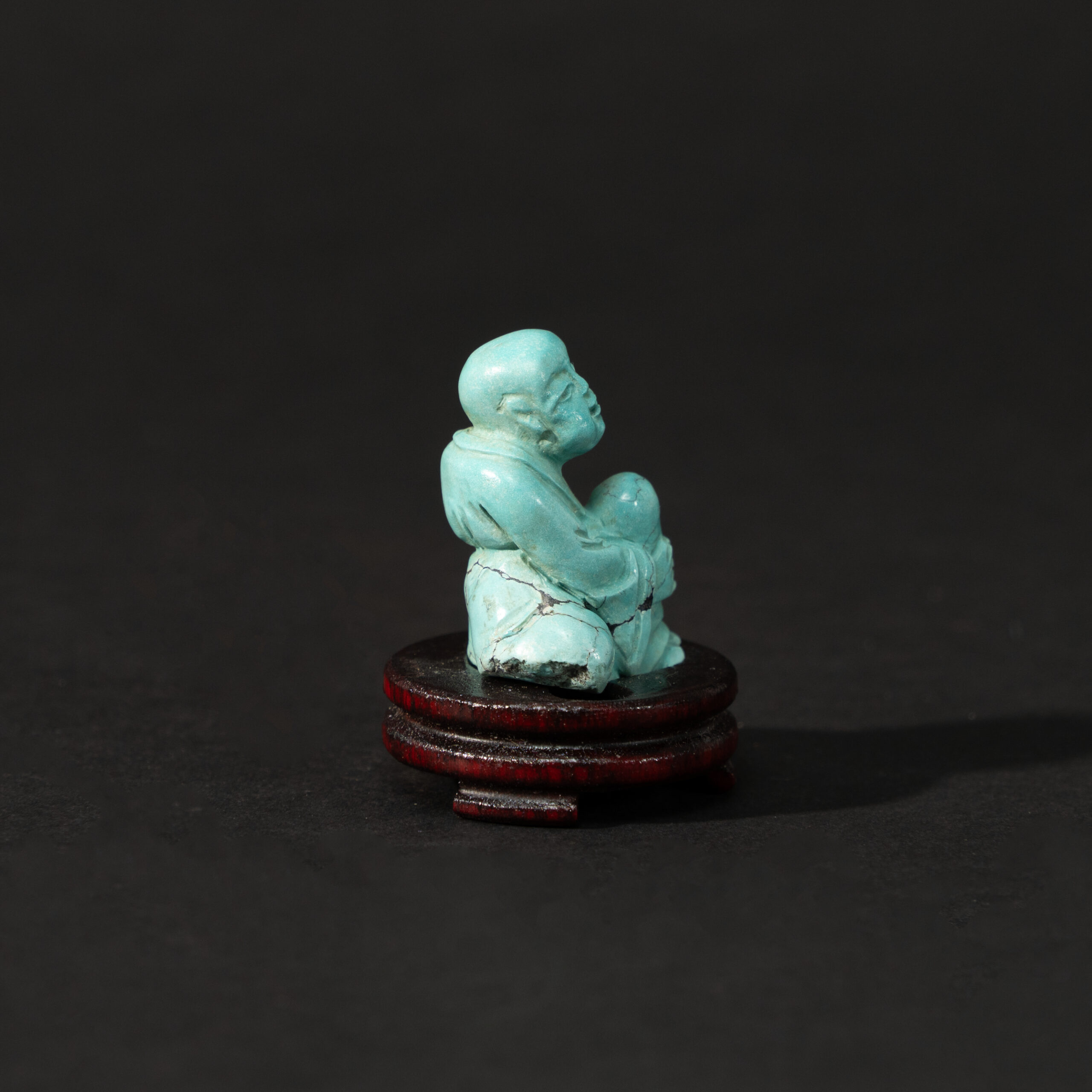 Lot 087 A RARE MINIATURE CARVED TURQUOISE FIGURE OF A SEATED ARHATQING DYNASTY - Image 3