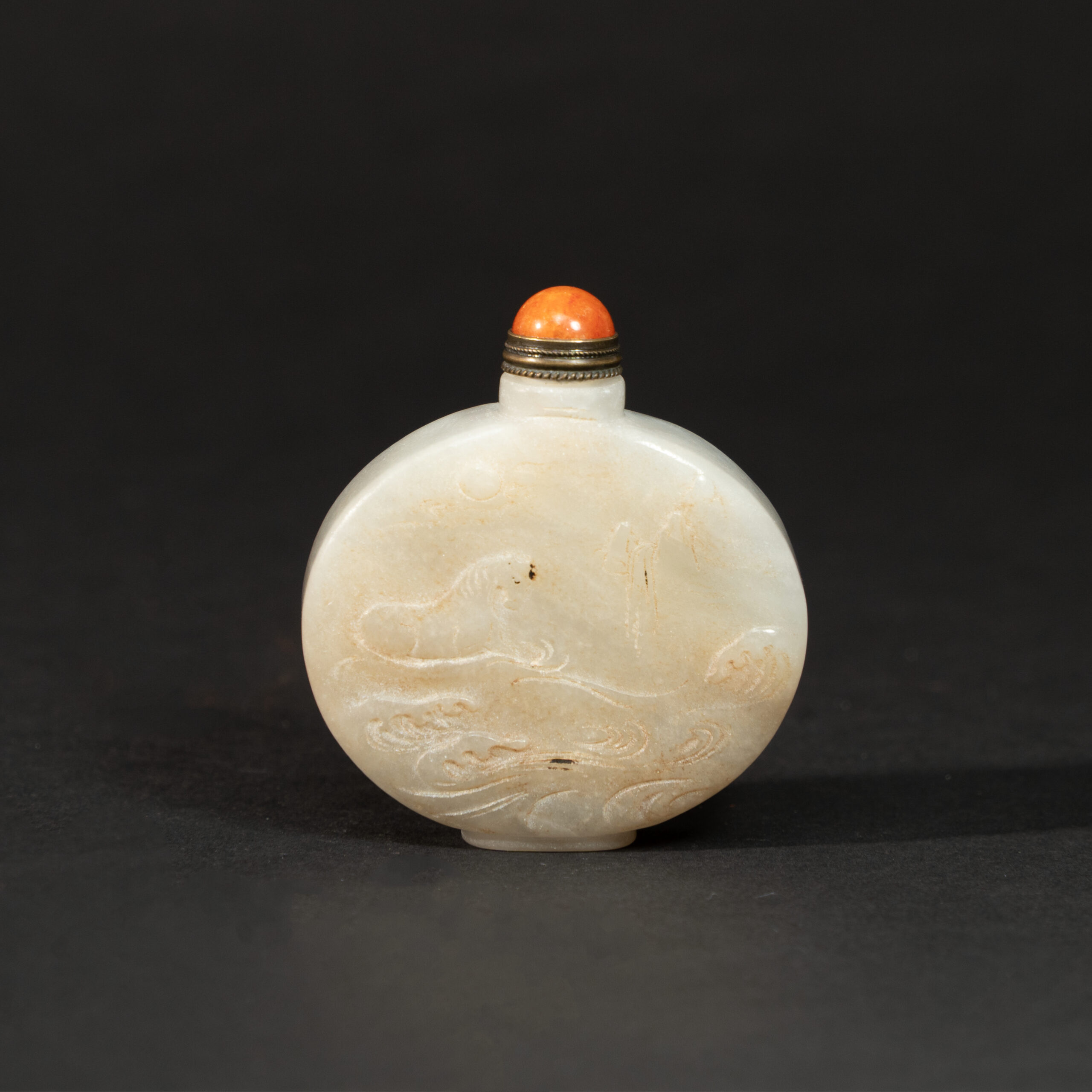 Lot 089 A CARVED JADEITE 'BATHING HORSES' SNUFF BOTTLE
QING DYNASTY – REPUBLIC PERIOD