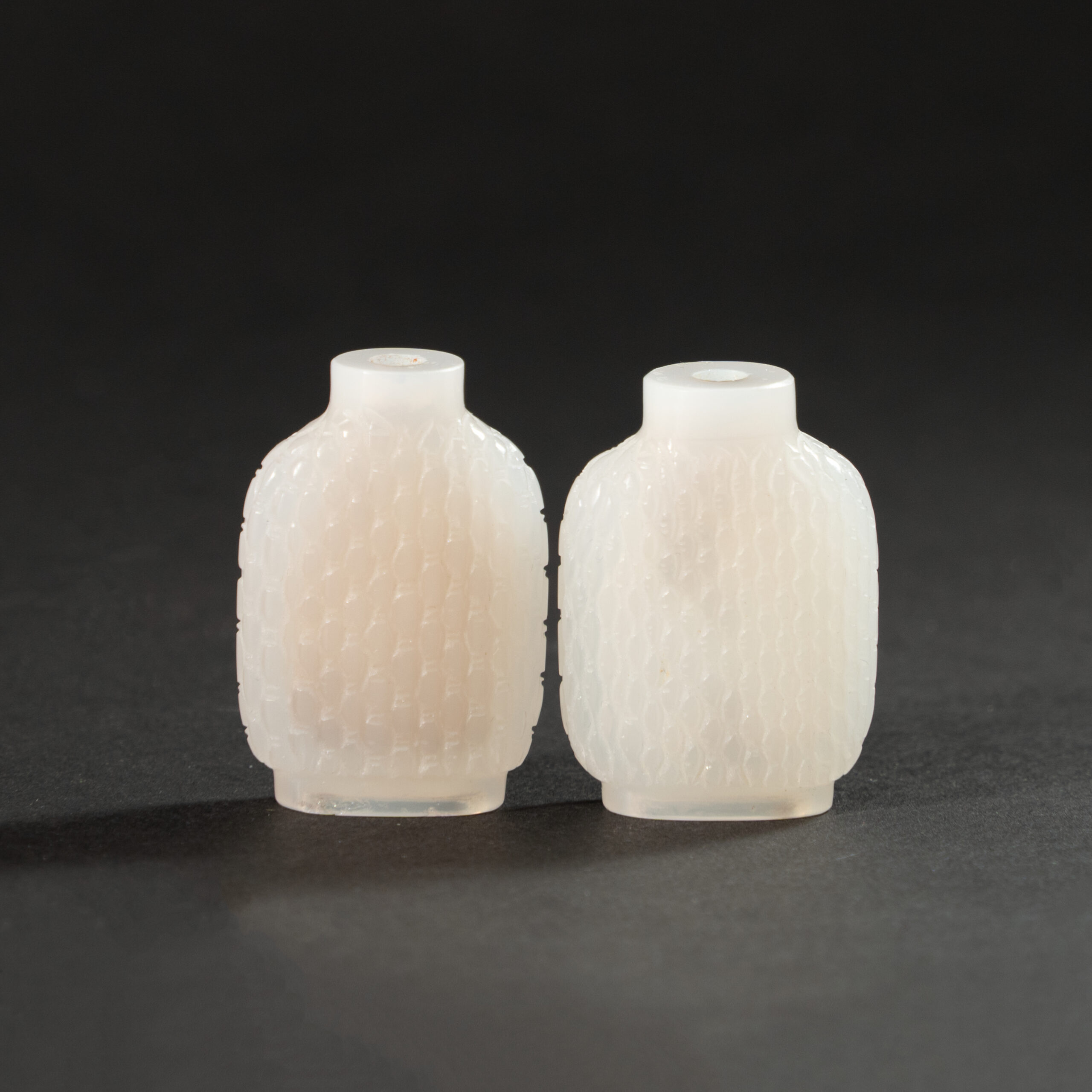 Lot 090 A PAIR OF WHITE JADE 'BAMBOO-WEAVE' SNUFF BOTTLES
QING DYNASTY – REPUBLIC PERIOD - Image 2