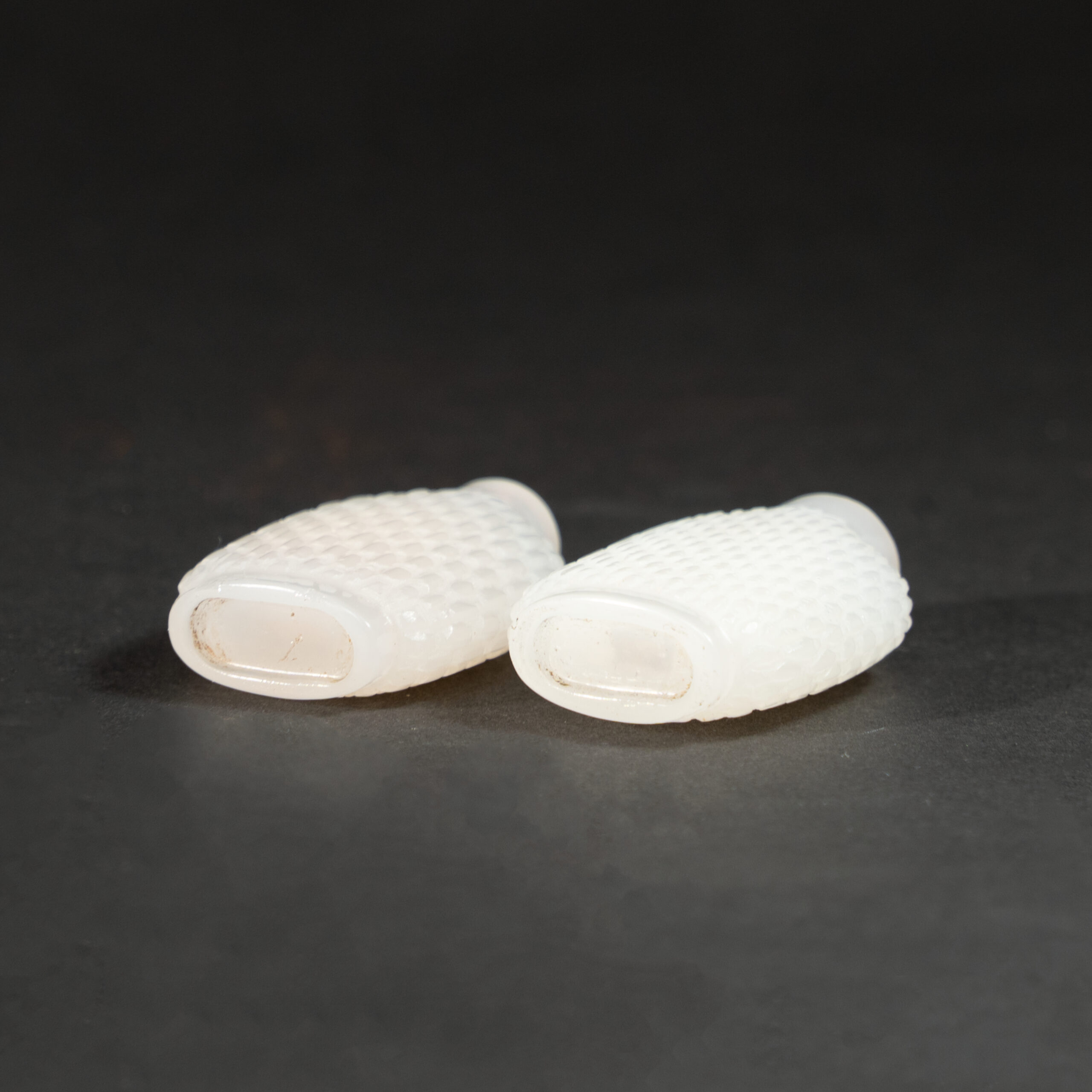 Lot 090 A PAIR OF WHITE JADE 'BAMBOO-WEAVE' SNUFF BOTTLES
QING DYNASTY – REPUBLIC PERIOD - Image 3