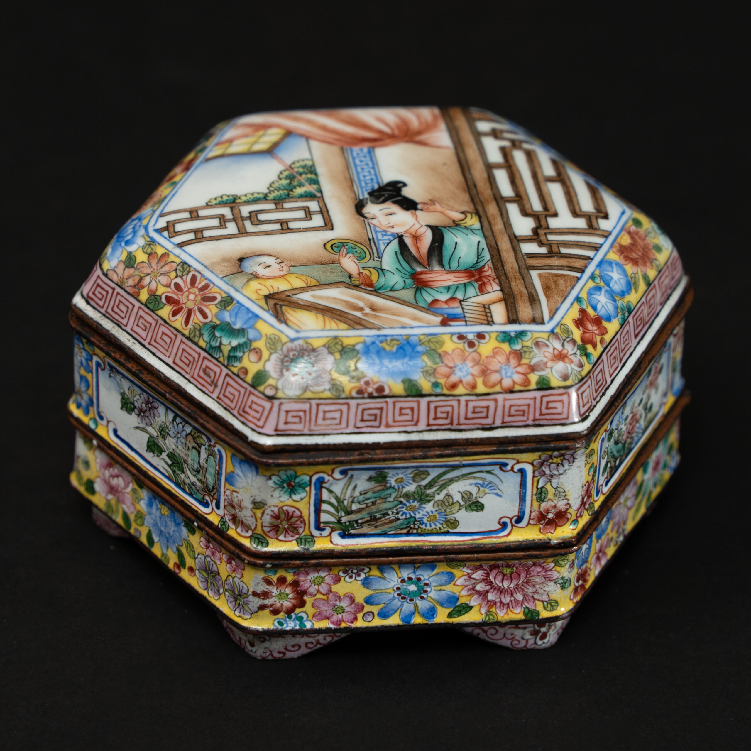 Lot 093 A RARE PAIR OF CANTON ENAMEL TWO-TIERED HEXAGONAL BOXES AND COVERS
19TH / 20TH CENTURY, QIANLONG MARKS - Image 3