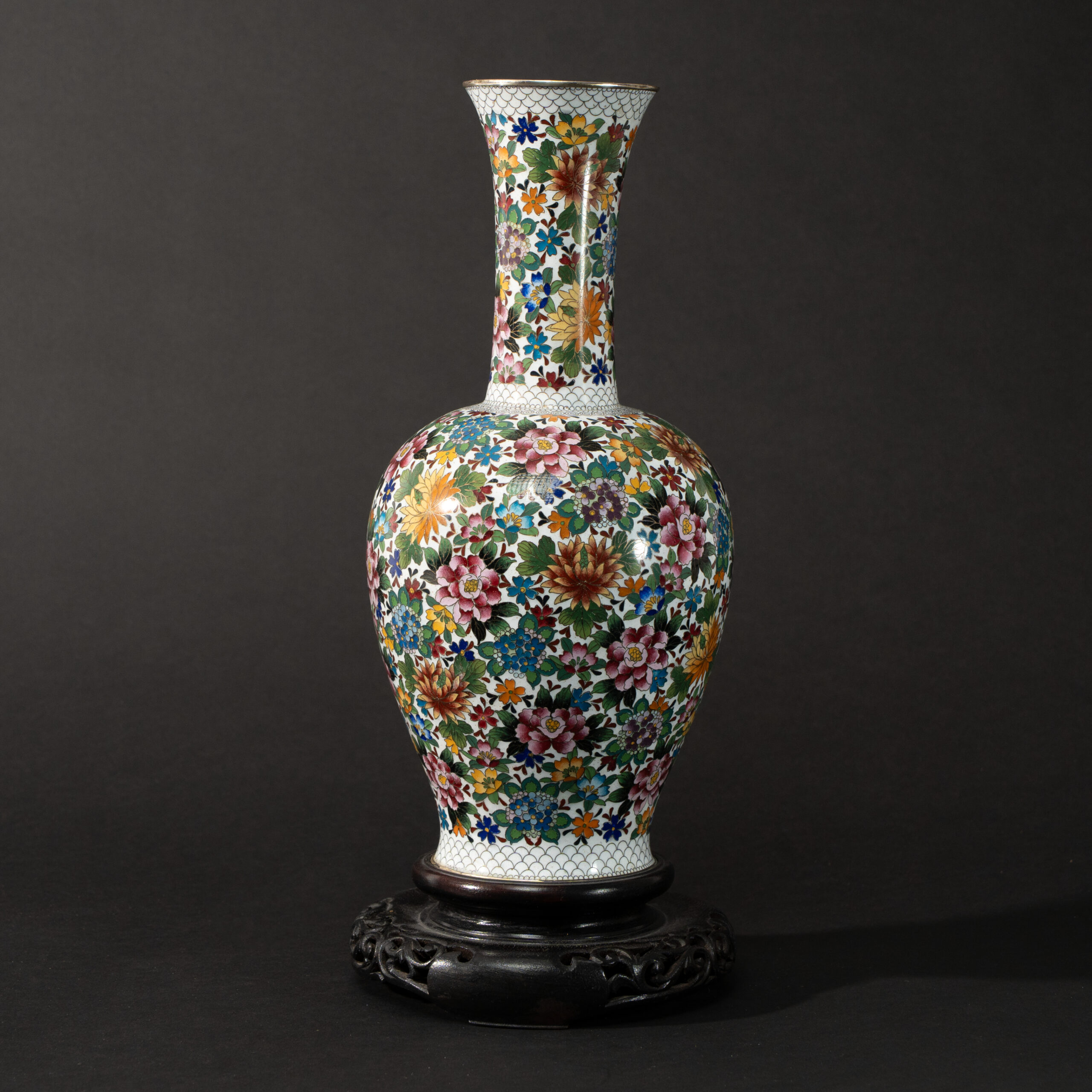 Lot 094 A MAGNIFICENT CLOISONNÉ ENAMEL 'MILLEFLEURS' VASE
LATE QING DYNASTY - REPUBLIC PERIOD, 20TH CENTURY - Image 2