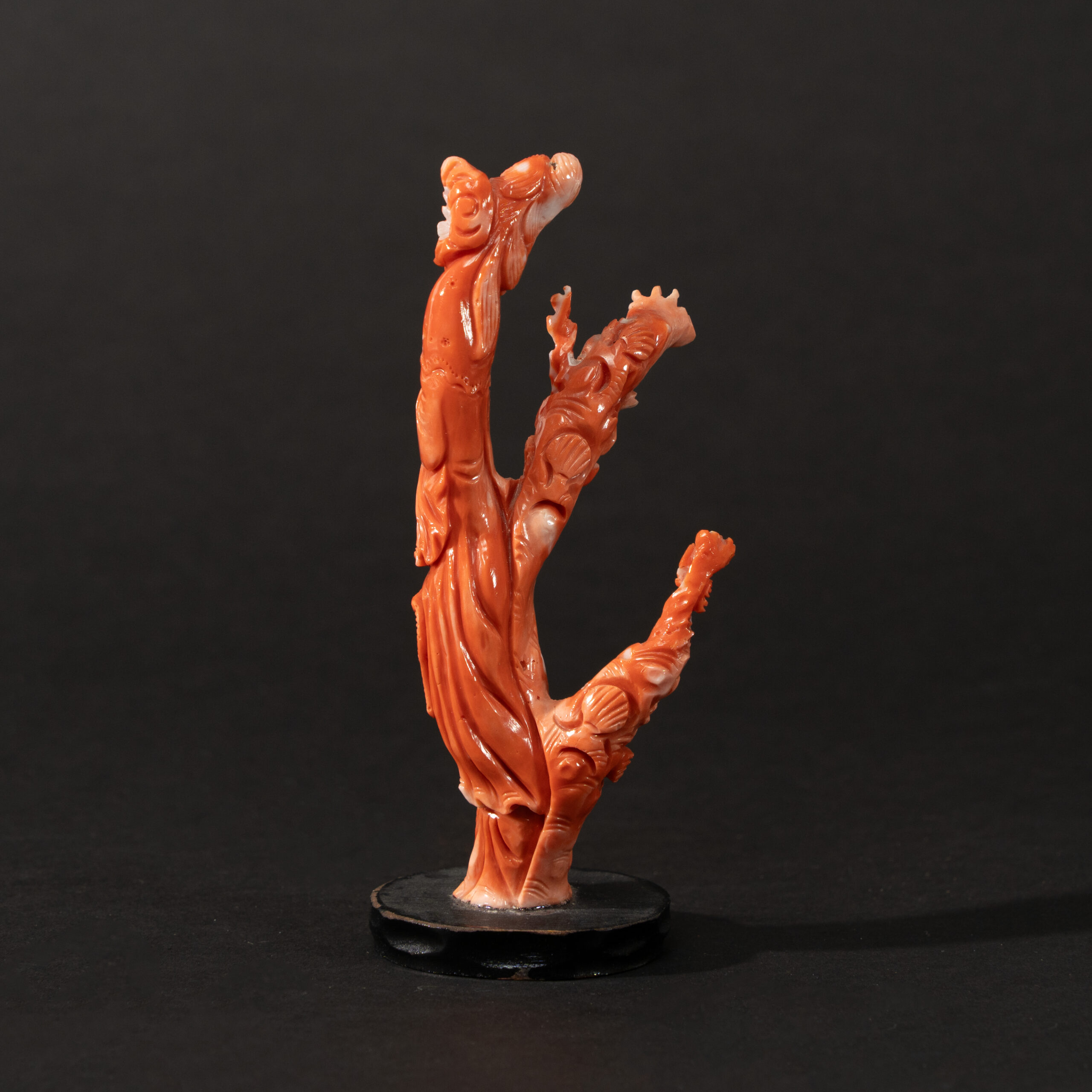 Lot 095 A MAGNIFICENT CARVED CORAL FIGURE OF A LADYQING DYNASTY, 19TH CENTURY - Image 2