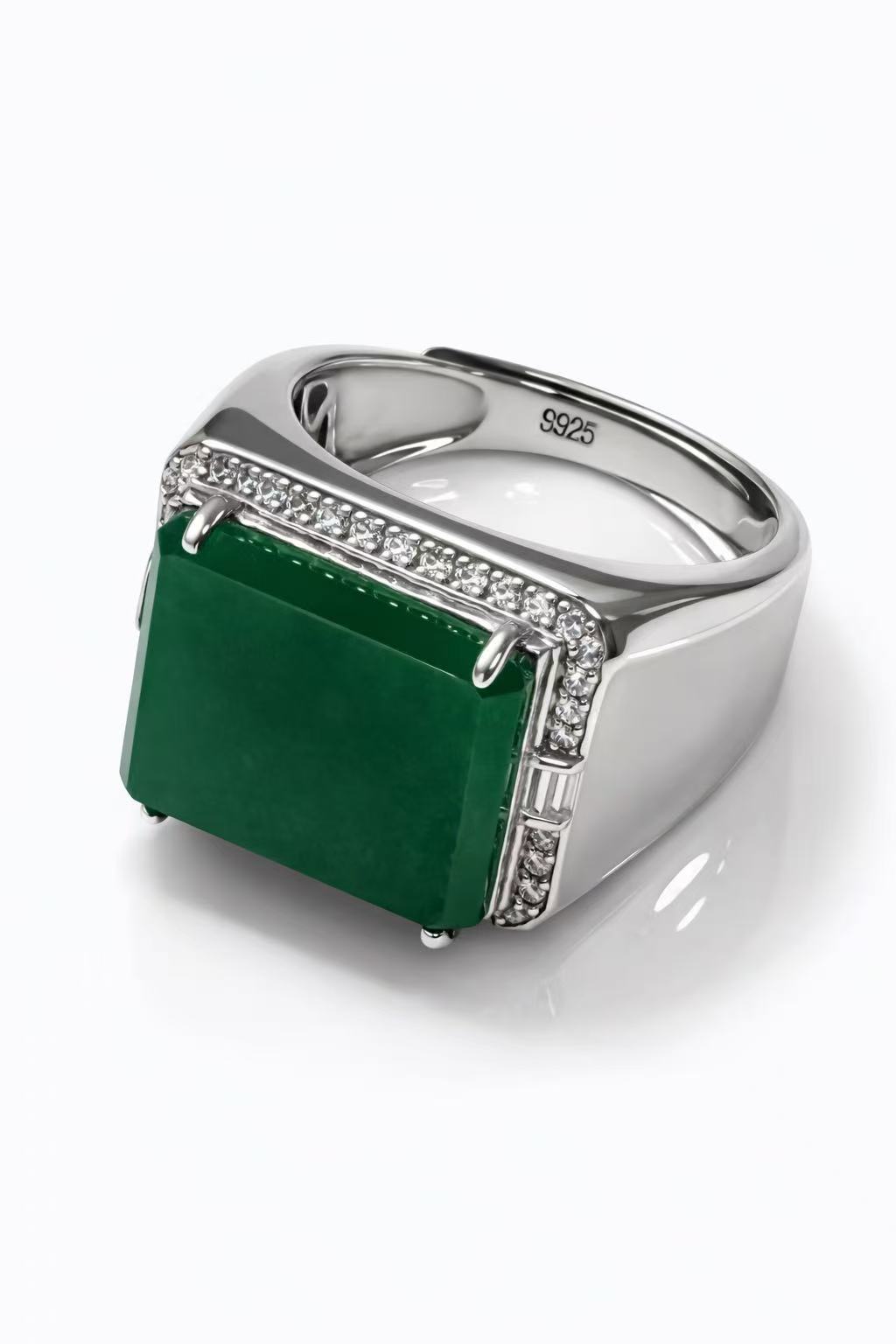 Lot 068 AN IMPORTANT CONTEMPORARY 'OLD MINE' VIVID GREEN JADEITE AND DIAMOND MEN'S RING21ST CENTURY - Image 3