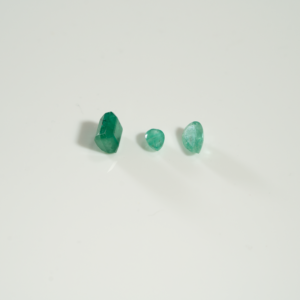 Lot 012 A COLLECTION OF THREE LOOSE EMERALDS
祖母绿组 (三件)