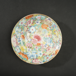 Lot 014 A FAMILLE ROSE 'HUNDRED FLOWERS' DISH
LATE QING DYNASTY / REPUBLIC PERIOD
清晚期至民国 粉彩“百花不露地”百花图盘（大清乾隆年制寄托款）
