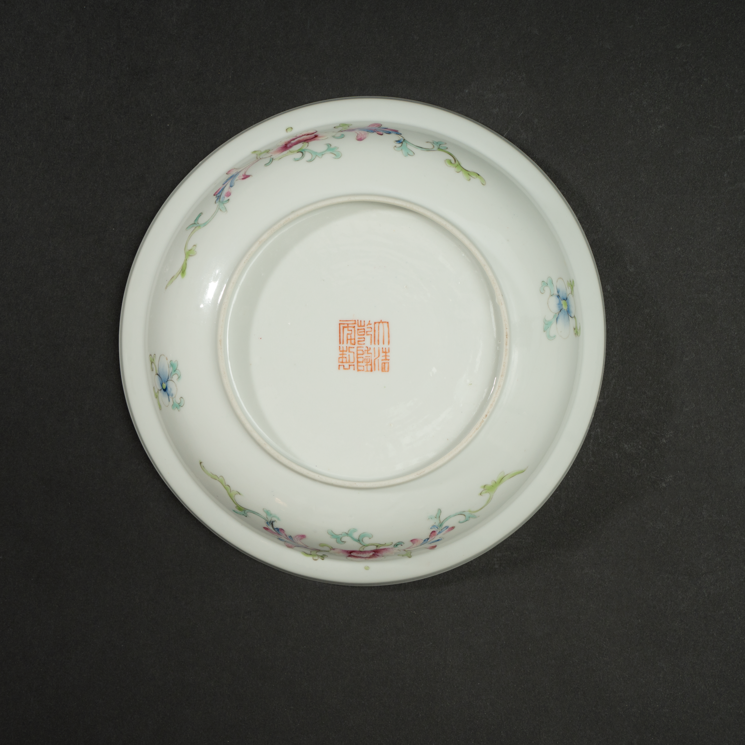 Lot 014 A FAMILLE ROSE 'HUNDRED FLOWERS' DISH
LATE QING DYNASTY / REPUBLIC PERIOD
清晚期至民国 粉彩“百花不露地”百花图盘(大清乾隆年制寄托款) - Image 2