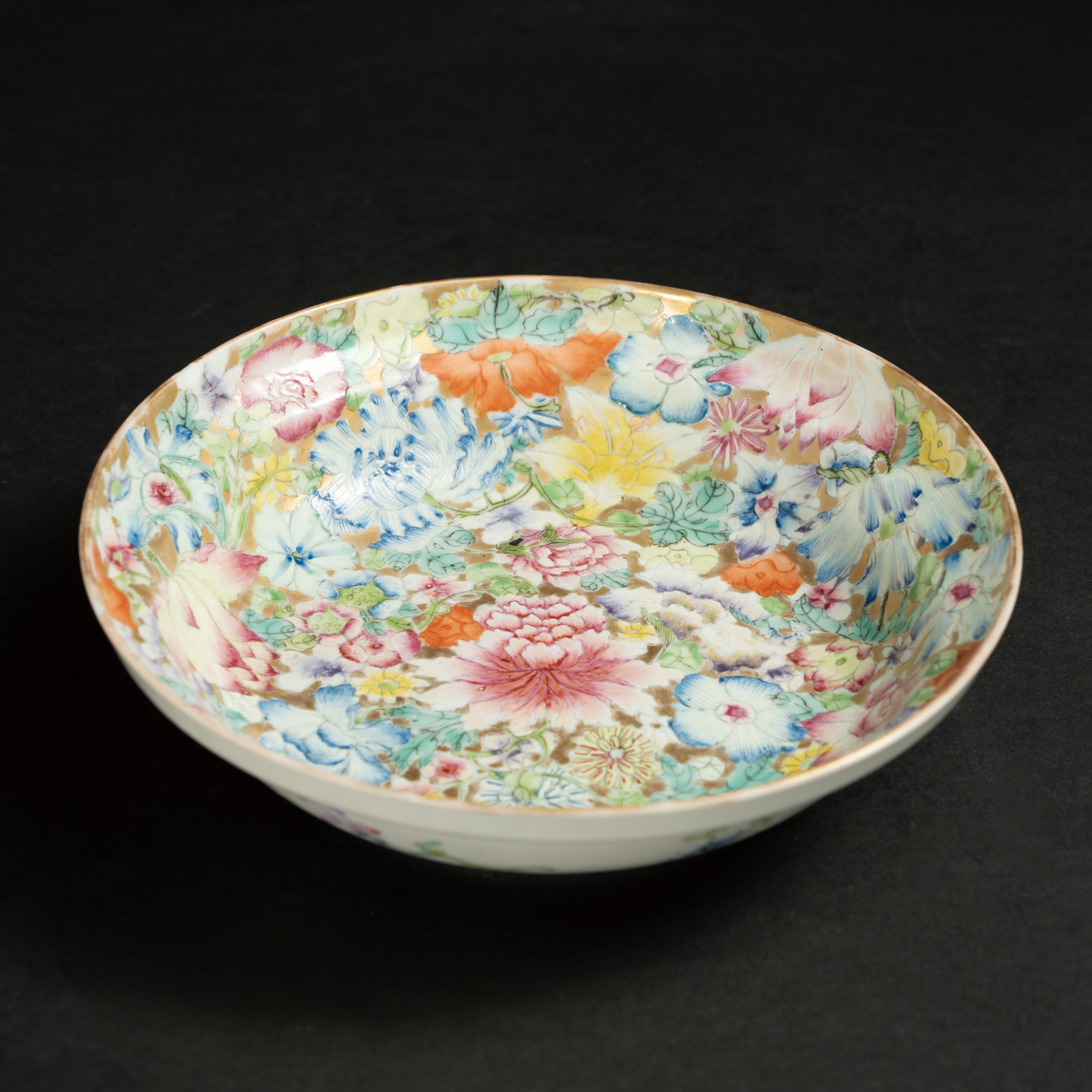 Lot 014 A FAMILLE ROSE 'HUNDRED FLOWERS' DISH
LATE QING DYNASTY / REPUBLIC PERIOD
清晚期至民国 粉彩“百花不露地”百花图盘(大清乾隆年制寄托款) - Image 3
