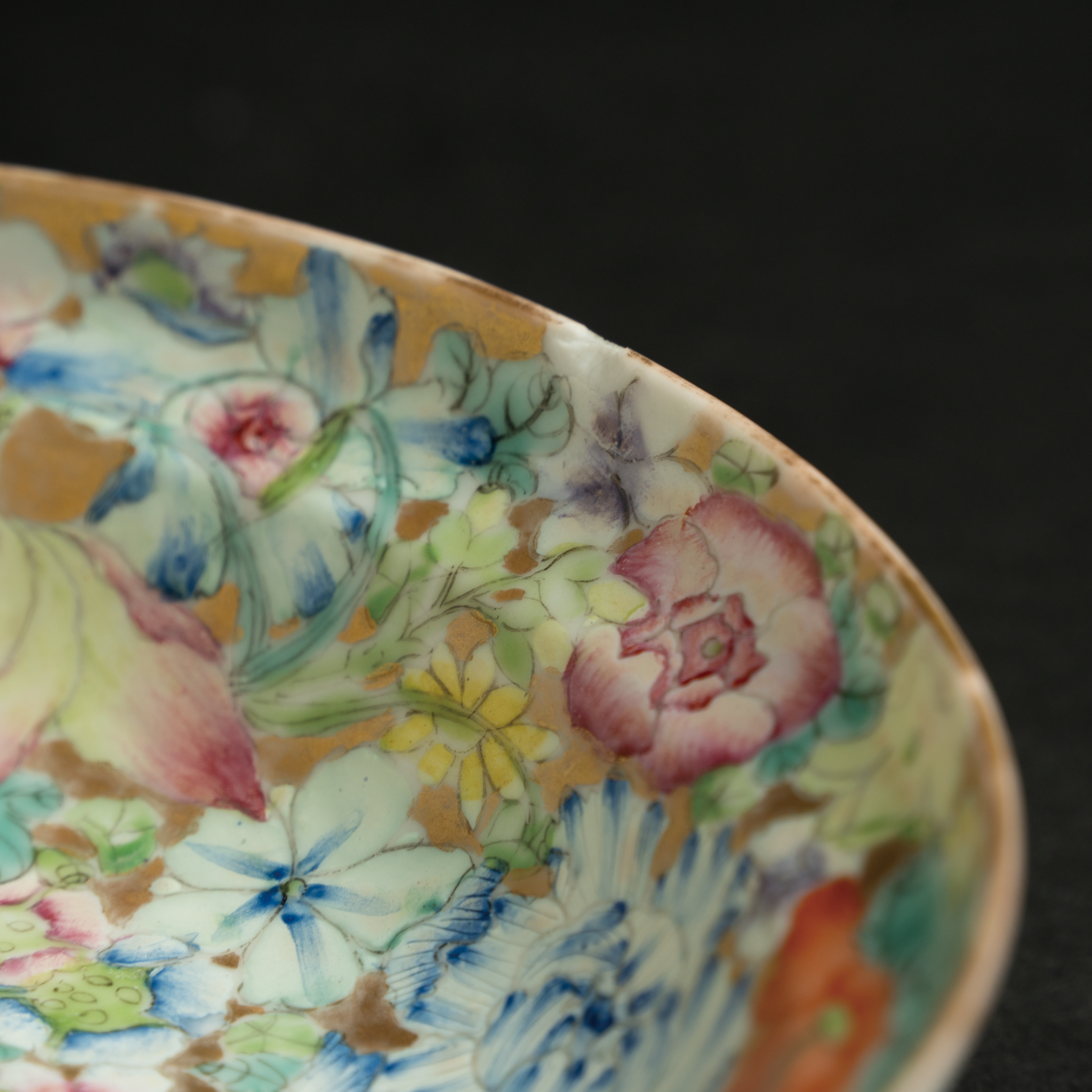 Lot 014 A FAMILLE ROSE 'HUNDRED FLOWERS' DISH
LATE QING DYNASTY / REPUBLIC PERIOD
清晚期至民国 粉彩“百花不露地”百花图盘(大清乾隆年制寄托款) - Image 4