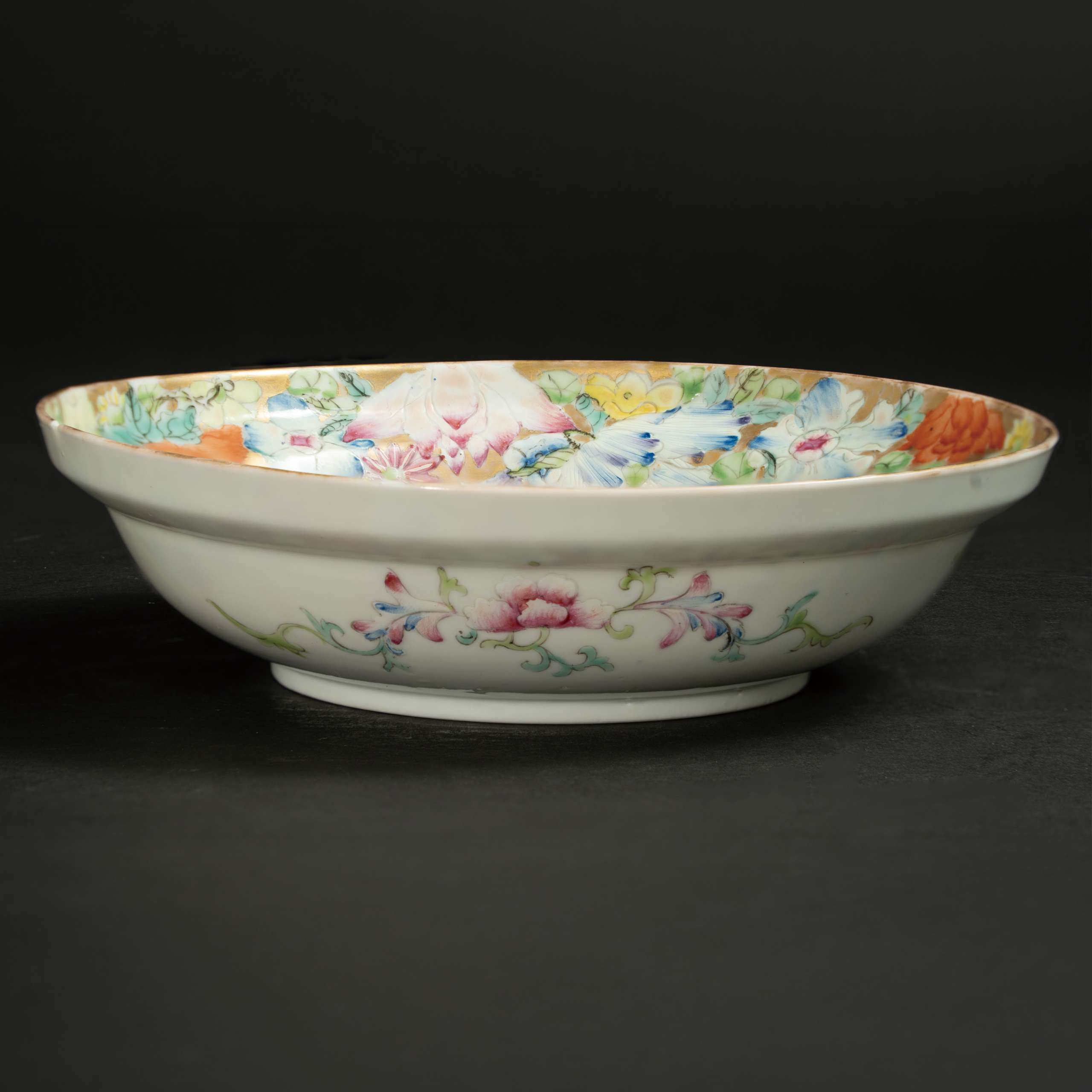 Lot 014 A FAMILLE ROSE 'HUNDRED FLOWERS' DISH
LATE QING DYNASTY / REPUBLIC PERIOD
清晚期至民国 粉彩“百花不露地”百花图盘(大清乾隆年制寄托款) - Image 5