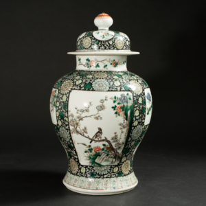 Lot 015 A LARGE FAMILLE VERTE ‘BIRD AND FLOWER’ COVERED JAR
QING DYNASTY 19TH CENTURY
清十九世纪 五彩开光花鸟纹盖罐
