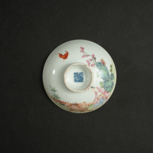 Lot 016 A FAMILLE ROSE 'LADY AND DEER' BOWL COVER
QING DYNASTY, 19TH CENTURY
清代 粉彩仕女与鹿图碗盖