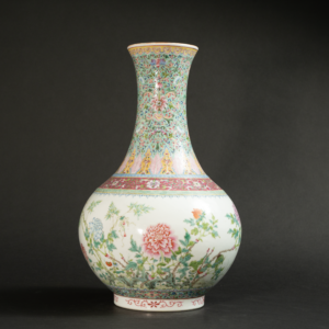 Lot 018 A FAMILLE ROSE 'PEONY AND CHRYSANTHEMUM' YUHUCHUNPING
MID-QING DYNASTY
清中期 粉彩富贵牡丹纹玉壶春瓶