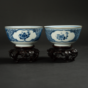 Lot 019 A PAIR OF BLUE AND WHITE 'FLORAL' BOWLS
GUANGXU PERIOD, QING DYNASTY
清光绪 青花开光花卉纹宫碗一对（“康熙年制”寄托款）