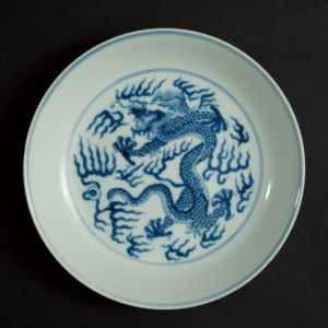 Lot 020 A BLUE AND WHITE 'DRAGON' DISH
GUANGXU PERIOD, LATE 19TH CENTURY
清光绪 青花云龙纹盘