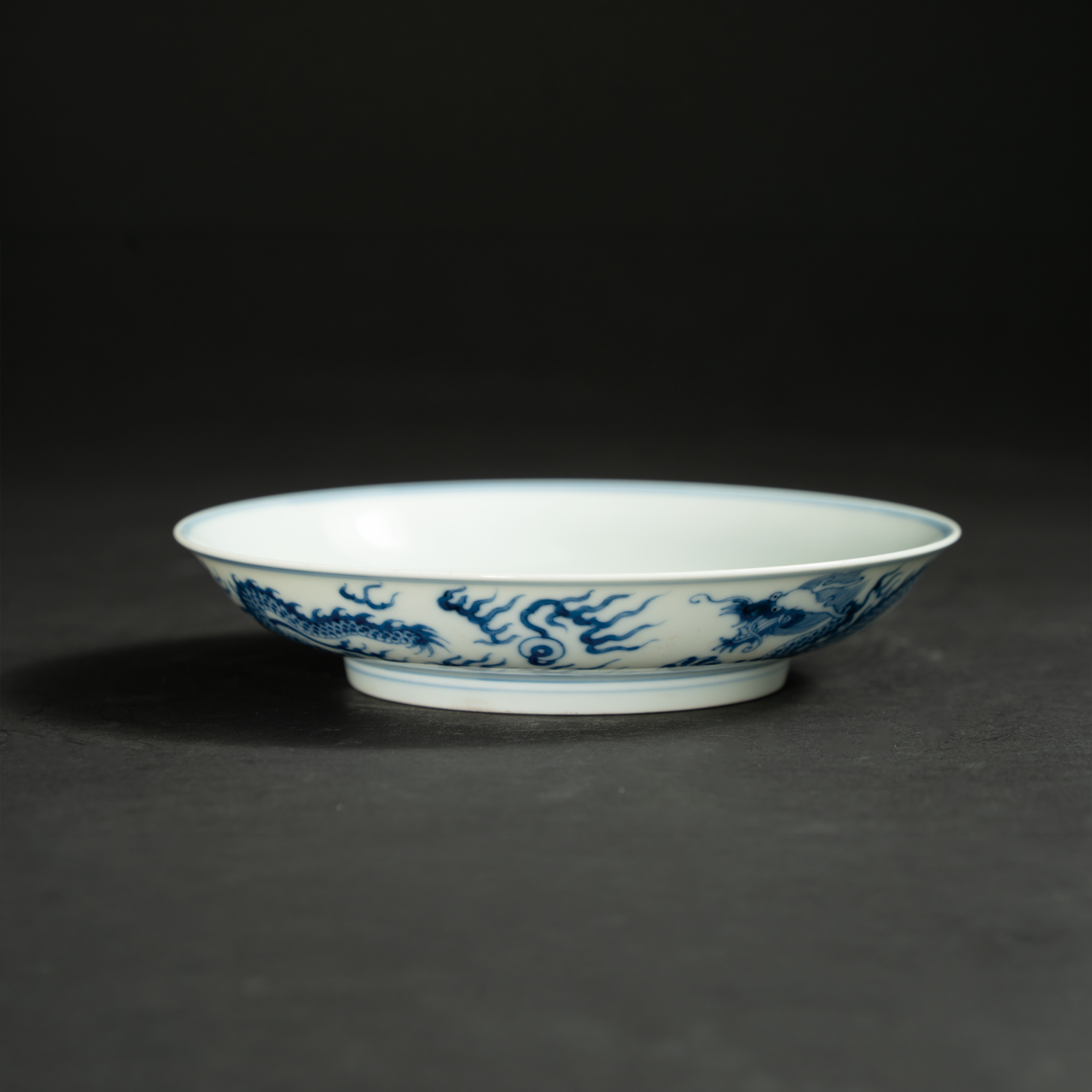 Lot 020 A BLUE AND WHITE 'DRAGON' DISH
GUANGXU PERIOD, LATE 19TH CENTURY
清光绪 青花云龙纹盘 - Image 2