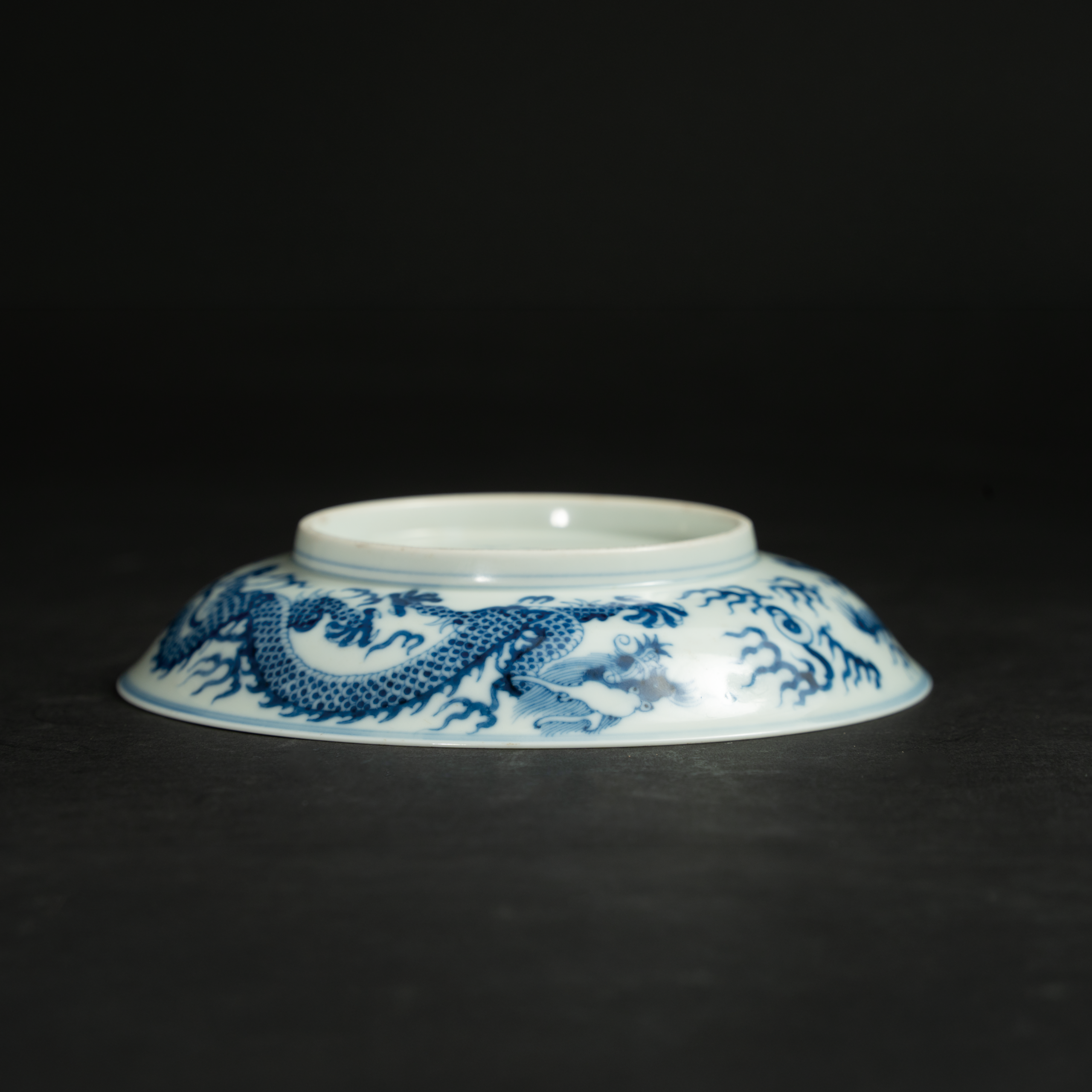 Lot 020 A BLUE AND WHITE 'DRAGON' DISH
GUANGXU PERIOD, LATE 19TH CENTURY
清光绪 青花云龙纹盘 - Image 3