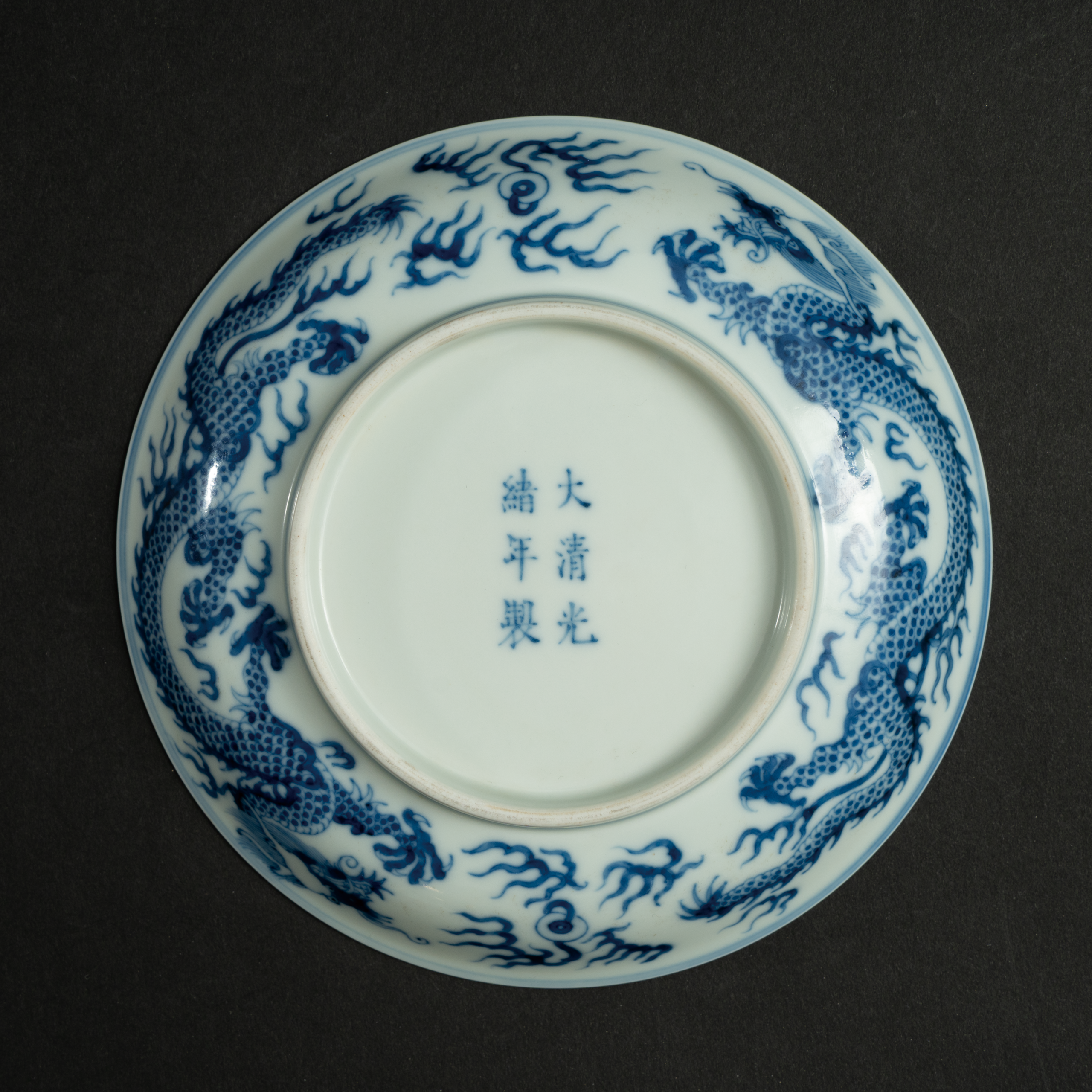 Lot 020 A BLUE AND WHITE 'DRAGON' DISH
GUANGXU PERIOD, LATE 19TH CENTURY
清光绪 青花云龙纹盘 - Image 4