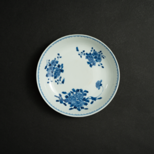 Lot 021 A BLUE AND WHITE 'FLORAL SPRAYS' DISH
GUANGXU PERIOD, LATE 19TH CENTURY
清光绪 青花折枝花卉纹盘