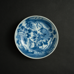 Lot 022 A BLUE AND WHITE 'PHOENIX AND PEONY' DISH
QING DYNASTY, KANGXI PERIOD
清康熙 青花凤穿牡丹纹盘