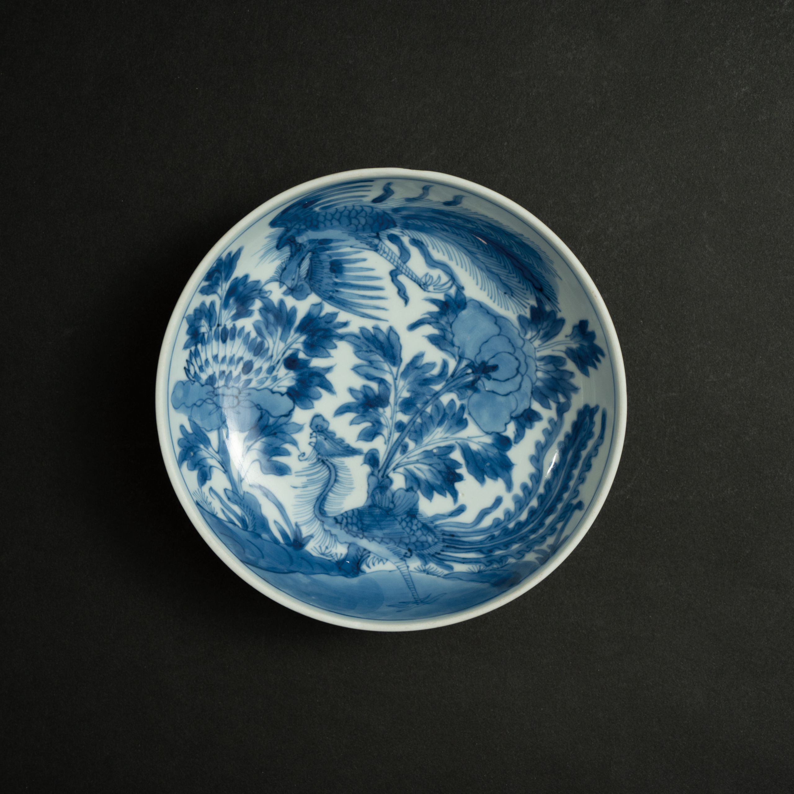 Lot 022 A BLUE AND WHITE 'PHOENIX AND PEONY' DISH
QING DYNASTY, KANGXI PERIOD
清康熙 青花凤穿牡丹纹盘