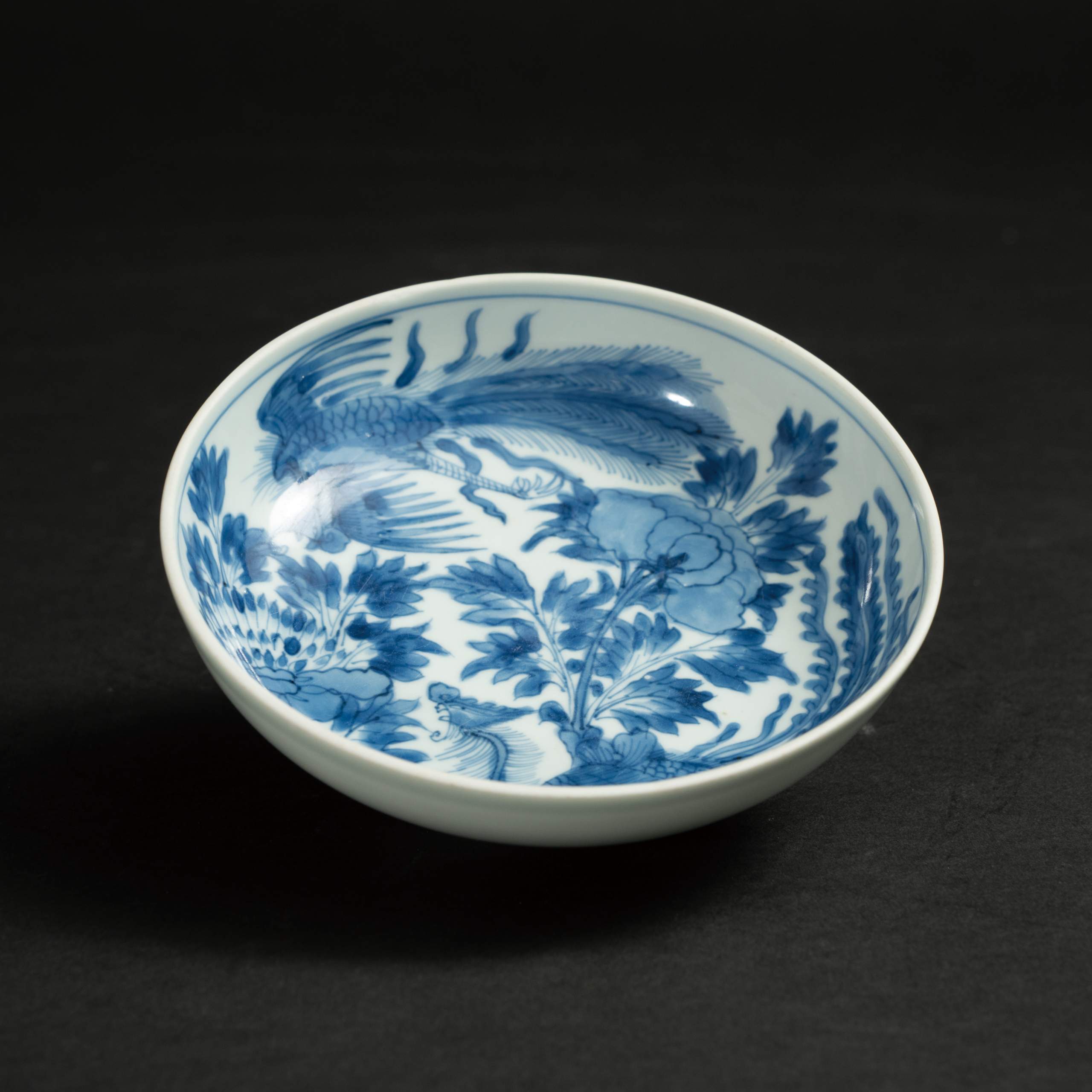 Lot 022 A BLUE AND WHITE 'PHOENIX AND PEONY' DISH
QING DYNASTY, KANGXI PERIOD
清康熙 青花凤穿牡丹纹盘 - Image 2
