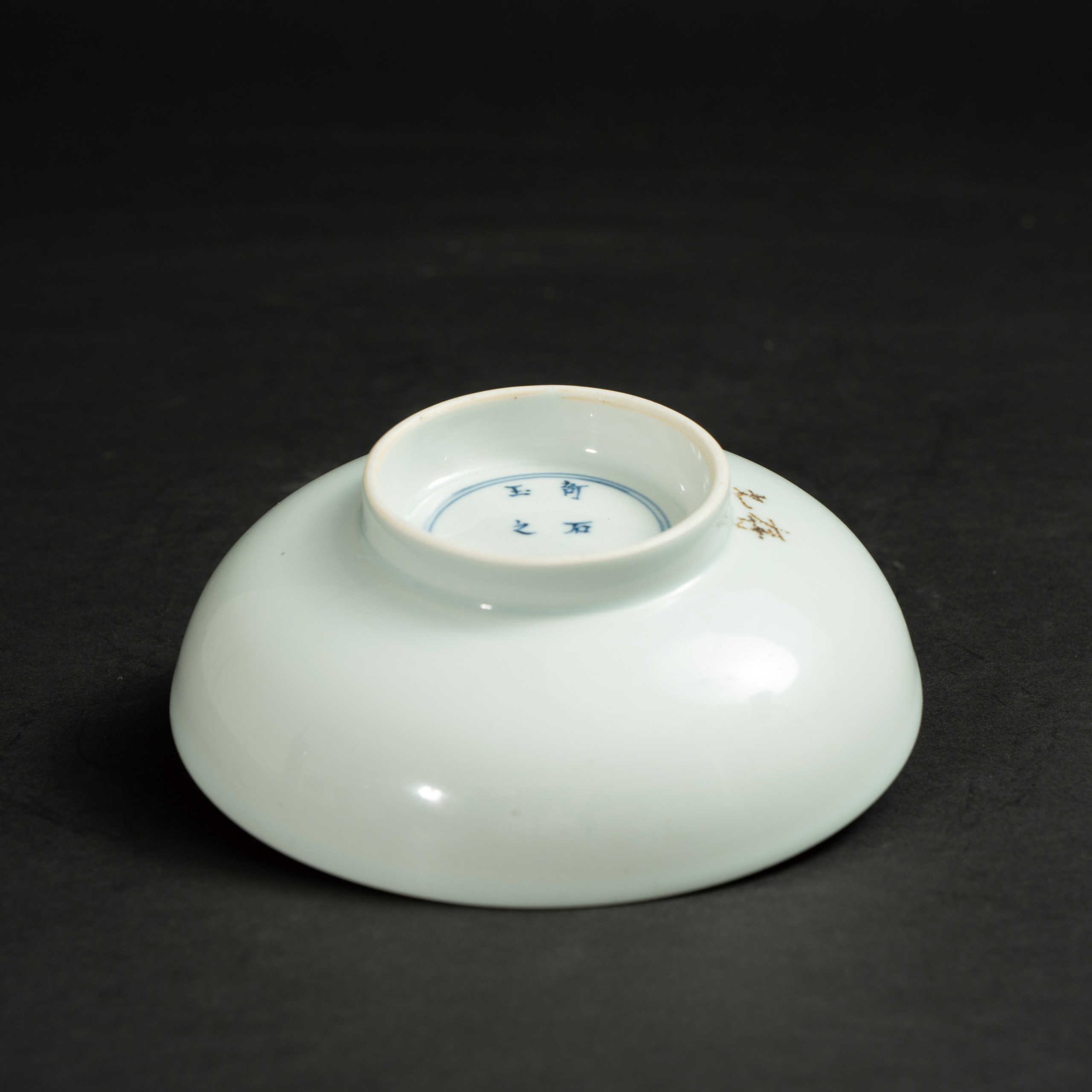 Lot 022 A BLUE AND WHITE 'PHOENIX AND PEONY' DISH
QING DYNASTY, KANGXI PERIOD
清康熙 青花凤穿牡丹纹盘 - Image 3