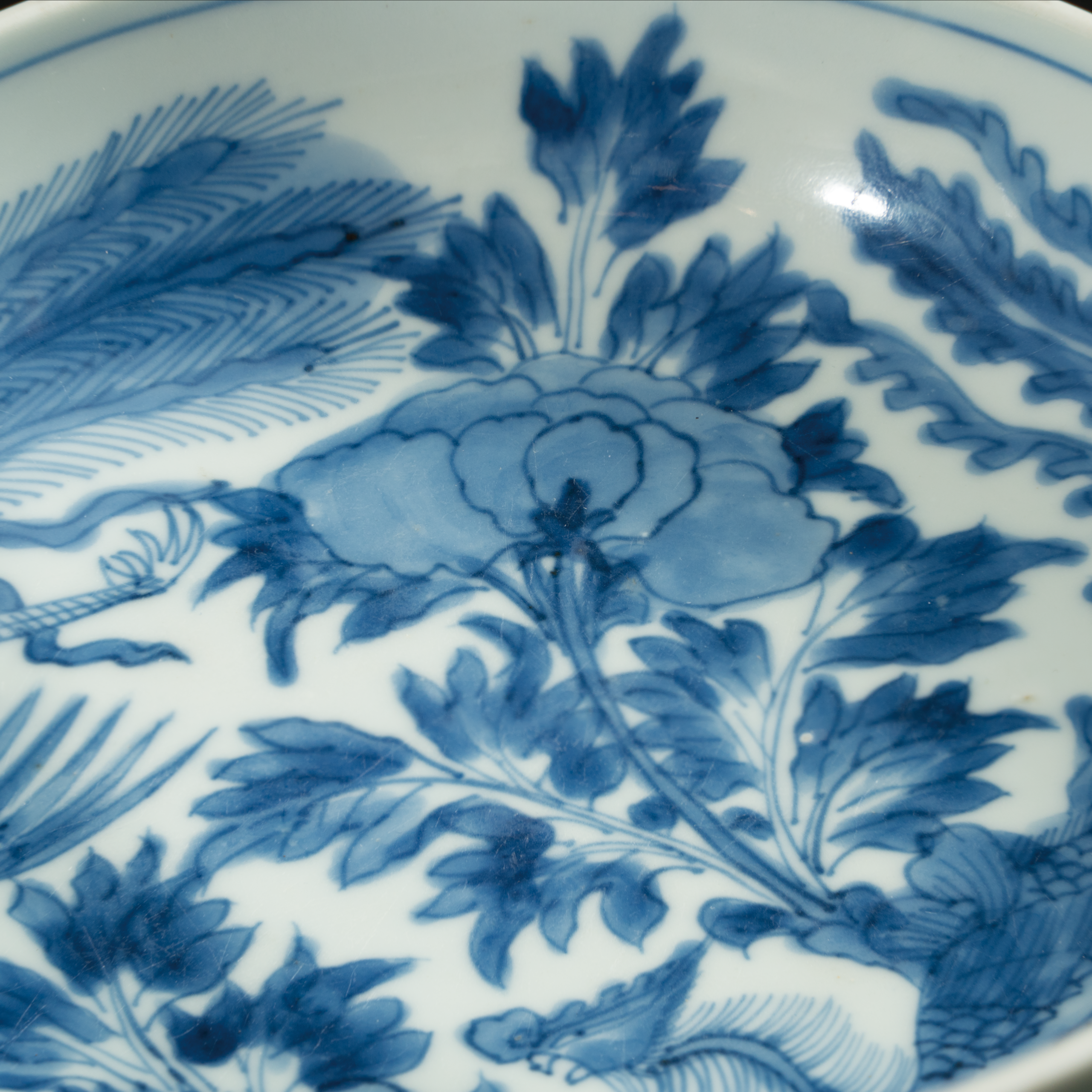 Lot 022 A BLUE AND WHITE 'PHOENIX AND PEONY' DISH
QING DYNASTY, KANGXI PERIOD
清康熙 青花凤穿牡丹纹盘 - Image 4