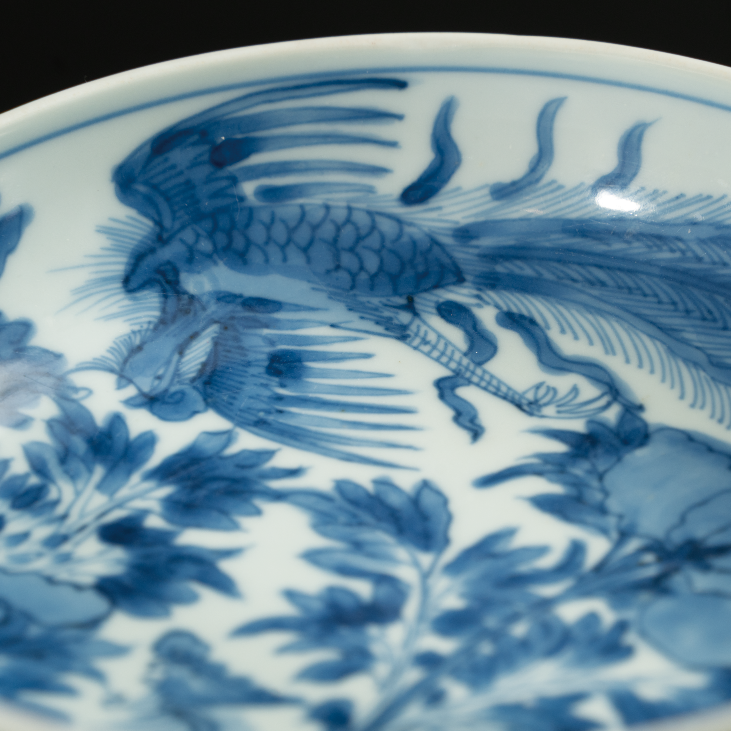 Lot 022 A BLUE AND WHITE 'PHOENIX AND PEONY' DISH
QING DYNASTY, KANGXI PERIOD
清康熙 青花凤穿牡丹纹盘 - Image 5