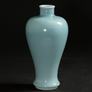 Lot 023 A RARE CLAIR-DE-LUNE GLAZED 'RUYI' MEIPING VASE
GUANGXU PERIOD (1875-1908)
清光绪 天蓝釉暗刻如意纹梅瓶